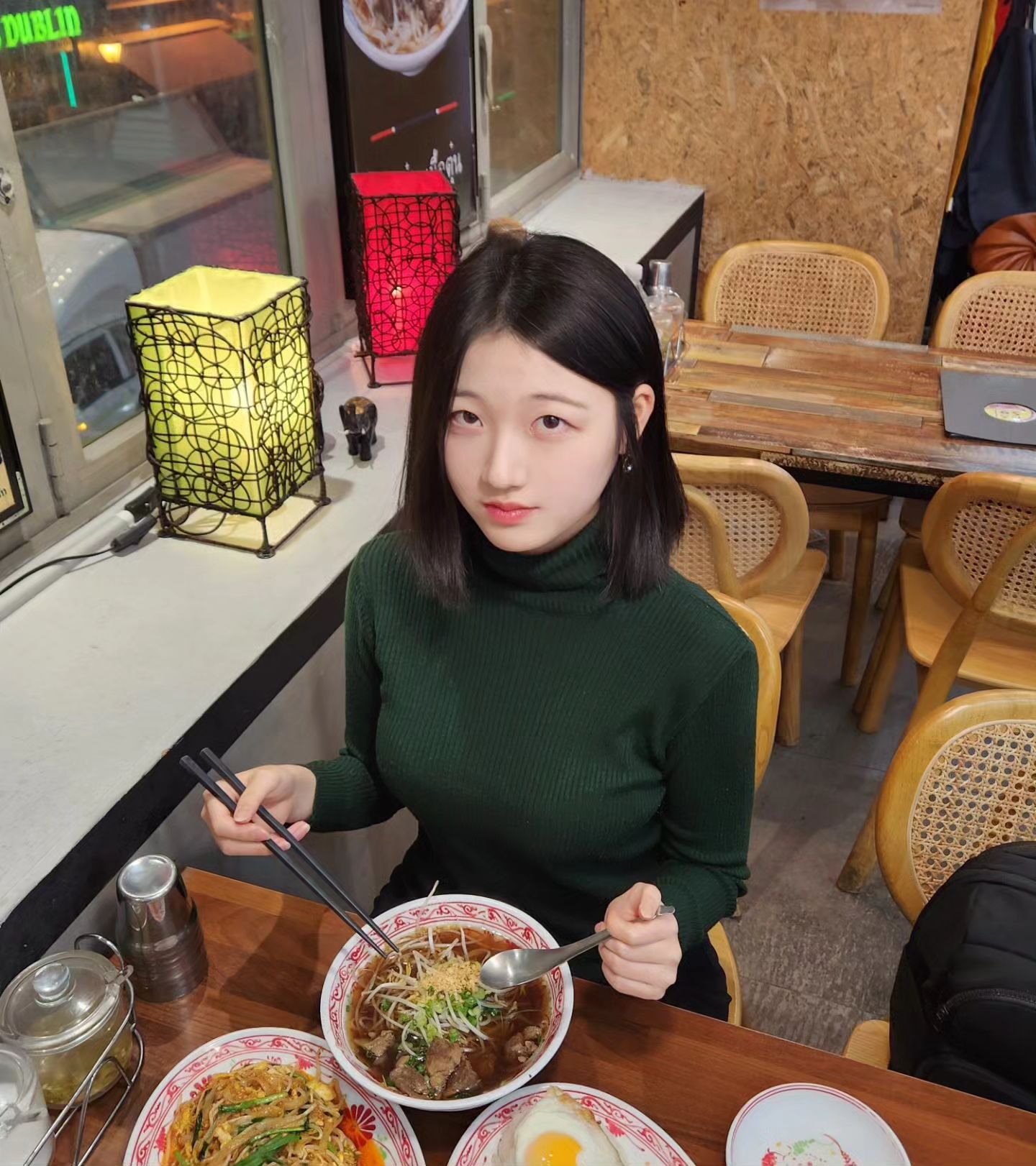 #협찬
나이쏘이 강남점을 다녀왔어요😋

이곳 셰프님은 요리법을 태국 현지에서 직접 전수받으셨다고 하더라고요!🧑🏻‍🍳

태국 3대 명물로 갈비 국수 전문점이 있다고 들어서 먹어보고 싶었던 마음에 갈비 국수 하나 픽했고요.
제가 평소에 너무 좋아하는 팟타이랑 밥 없으면 아쉬우니 태국식 돼지고기 덮밥인 팟카파오무쌉 시켰습니다!🐷

메뉴를 기다리며 인테리어를 구경하는데 태국 음식 전문점인 만큼 인테리어도 신경 쓰신 게 보였어요👍🏻

메뉴가 나오고 저는 시그니처 메뉴인 갈비 국수 먼저 먹어봤는데 갈비국수 한 줄 평을 하자면 고기가 미쳤어요..🥲
❤ 진짜 고기가 질긴 거 하나도 없이 너무 부드럽고 맛있어요..🥺

팟타이는 당연히 맛있게 먹었는데 먹어봤던 팟타이들 중 맛이 좀 더 강하다고 느꼈어요. 참고해 주시면 좋을 거 같아요!
그리고.. 팟카파오무쌉 그냥 밥 메뉴로 하나 시켜본 거였는데.. 사장님 시그니처 메뉴 하나 더 추가하셔야 할 거 같은데요..? 덮밥 너무 맛있어요 진짜.. 완전 추천드려요!

강남에서 색다른 데이트 장소로도 좋고요 태국 음식 끌리실 때 나이쏘이 추천드려요

#나이쏘이 #강남맛집 #강남역맛집 #강남쌀국수 #강남역쌀국수 #강남역쌀국수 #나이쏘이강남점 #강남맛집추천 #강남태국음식 #태국음식 #태국음식점 #태국음식맛집 #강남핫플 #강남핫플레이스 #강남데이트 #강남데이트코스 #협찬 #나이쏘이 #강남맛집 #강남역맛집 #강남쌀국수 #강남역쌀국수 #강남역쌀국수 #나이쏘이강남점 #강남맛집추천 #강남태국음식 #태국음식 #태국음식점 #태국음식맛집 #강남핫플 #강남핫플레이스 #강남데이트 #강남데이트코스