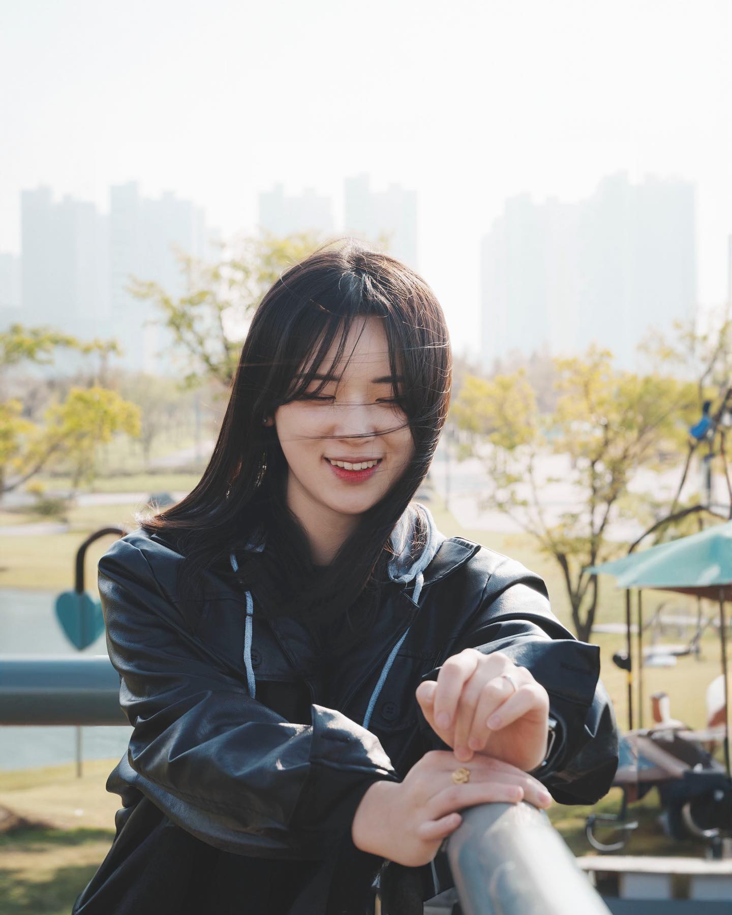 뒤에 사진 삥 잘 뜯게 생겼데 ㅋㅋㅌ