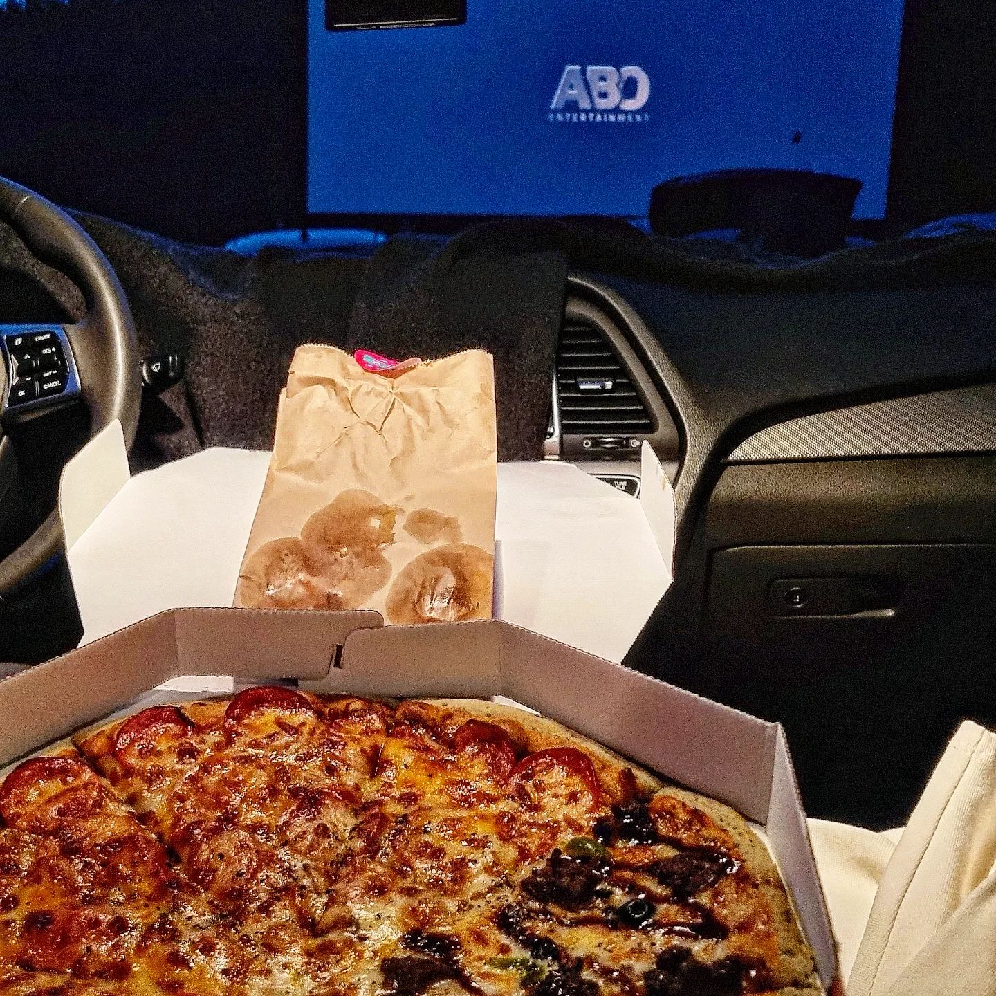 태종대자동차극장에서 본 범죄도시3😛
🍕 🍗먹으면서 영화보는 재밌는 경험이어따😀
딜리버리존이 따로 있어 요기요로 배달

다음 상영작은 또 뭘지 기대중😚😚😚

#태종대자동차극장_범죄도시3 #taejongdae_cinema #부산자동차극장 #영도자동차극장 #피자와영화 #자동차극장 #범죄도시3 #마블리 #태종대 #영도 #먹팔해요 #먹스타그램