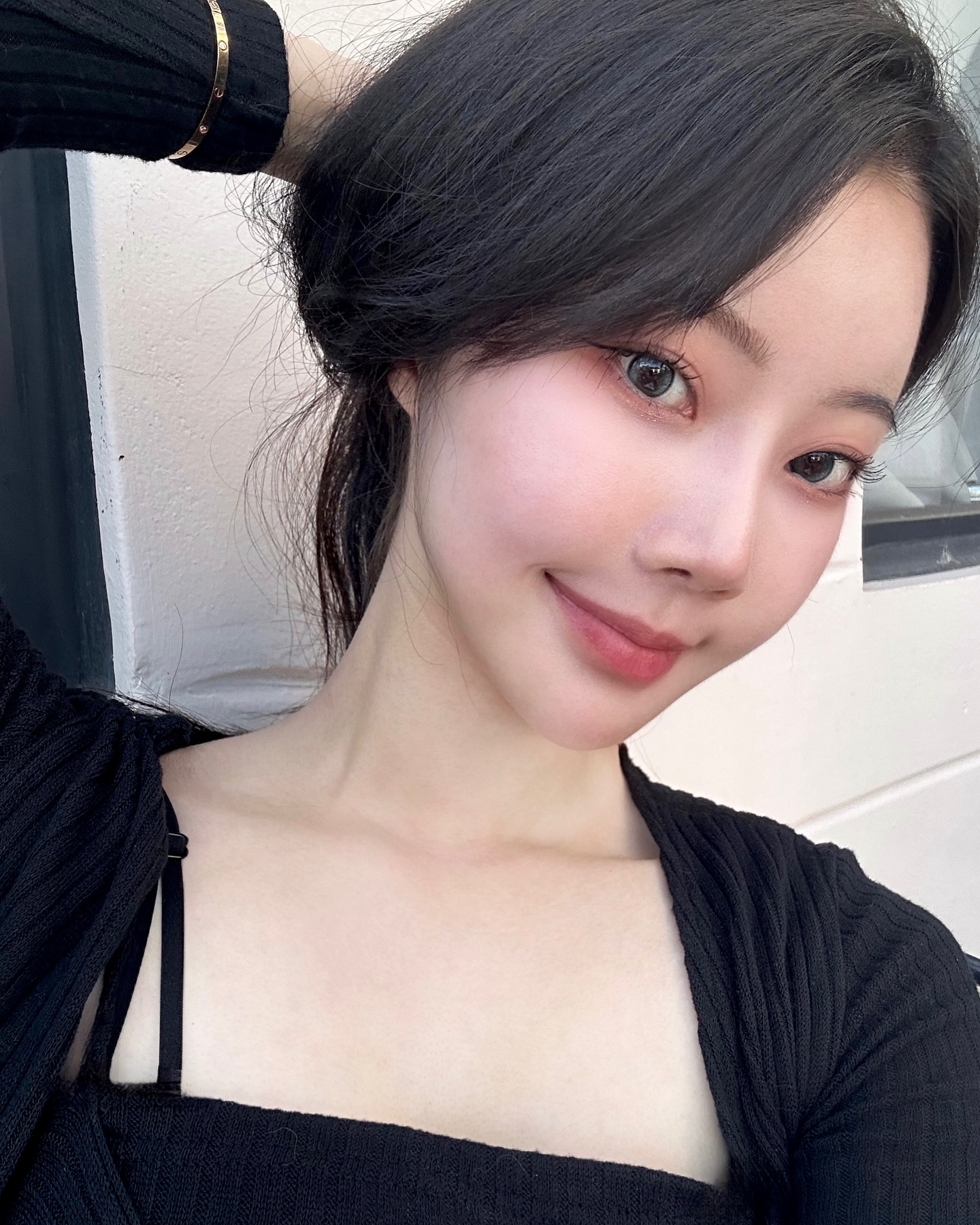 ⠀
#광고 
⠀
평소에 젬아워 데메테르 페블그레이를 애용하는데
#오션블루 색상도 넘 예뻐서 반함 ﻭﻭ
시원해 보이는 블루색상이라 여름에 어울리고
피부가 한톤 더 밝아보이는 효과까지 ♥
⠀
#젬아워 #gemhour #젬아워렌즈 #데메테르 #데일리렌즈 #윙크 #winc #윙크렌즈 #윙크렌즈앱