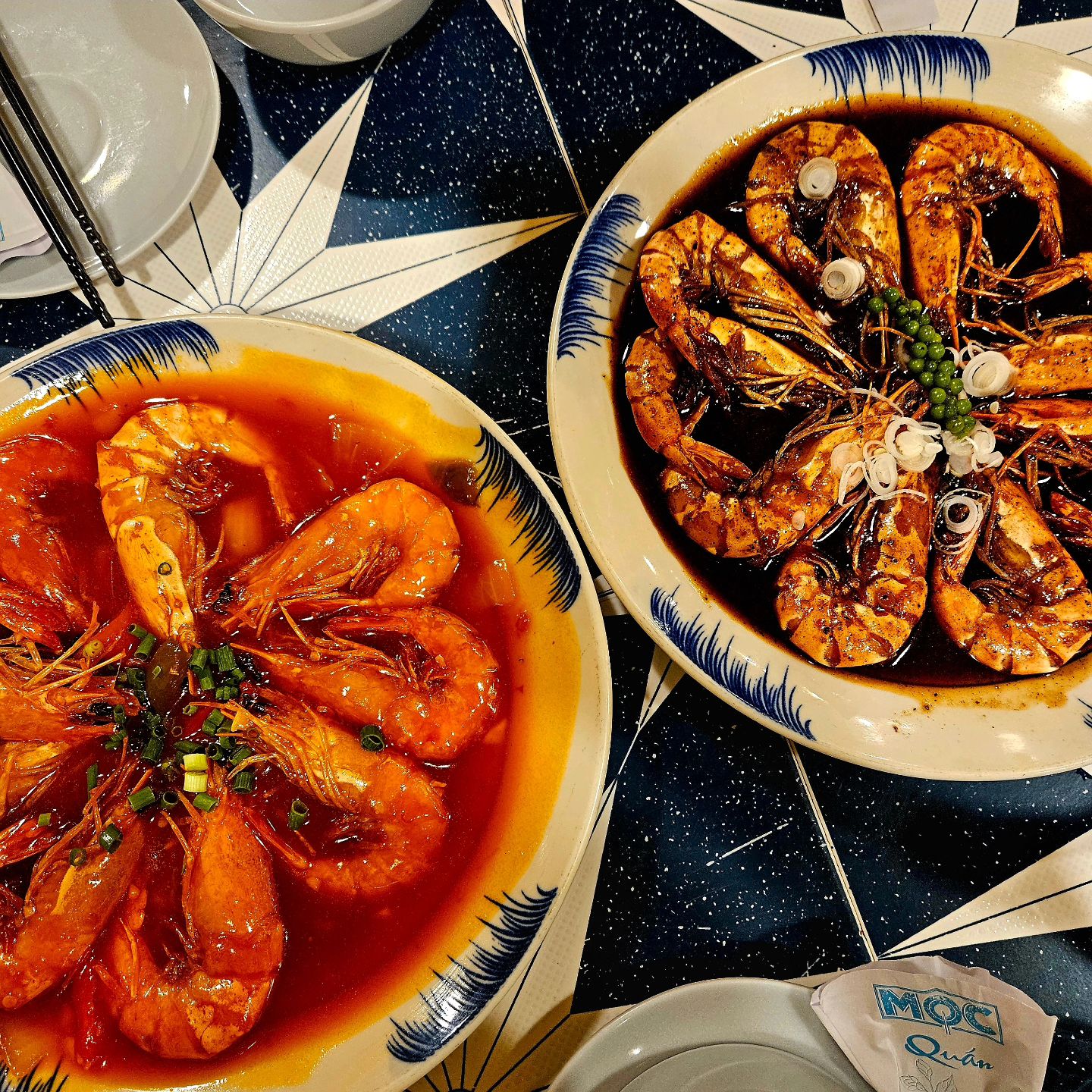 다낭 해산물 맛집 목식당❤️⠀
⠀
블랙페퍼,칠리 새우+파기름가리비구이+해산물⠀
볶음면+맛조개모닝글로리+갈릭라이스 주문☺️⠀
⠀
직원이 새우까줘서 넘나 편함🫰⠀
⠀
둘이서 메뉴 6개 ⠀
한국인 입맛에 찰떡이여서 거의 다먹음🤣⠀
⠀
⠀
#다낭목식당#다낭해산물#다낭새우#다낭맛집#목식당