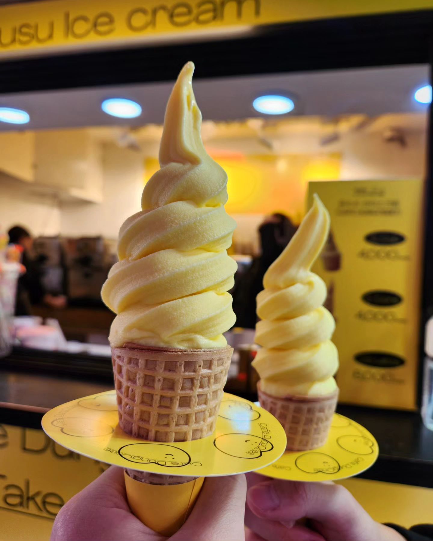 #카페덩어리

주문진항 주말나들이 ◕‿◕
옥수수아이스크림🍦

오징어먹물 아이스크림 없어지고
옥수수아이스크림 생겼네.

옥수수맛 나는 아이스크림은 소프트아이스크림처럼 달콤하고 고소함. 쫀득하니 찰지고 맛있는데  양도 많음.

재방의사있음요 ·͜·

#주문진항카페 #주문진카페 #옥수수아이스크림 #주문진옥수수아이스크림 #주문진가볼만한곳 #주문진항
#주문진카페