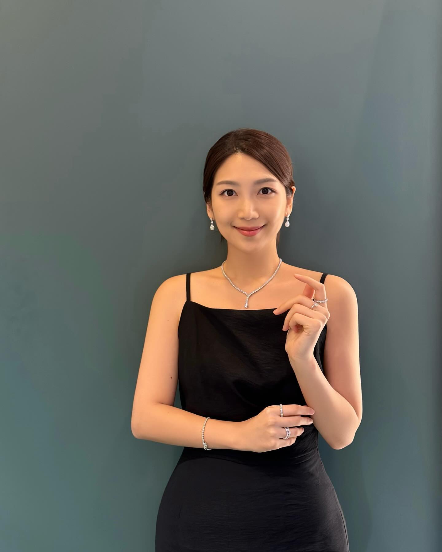 프리미엄 랩그로운 다이아몬드 브랜드 알로드(ALOD) 팝업 놀러갔다가 마치 시상식 가는 여배우 패션처럼 화려한 다이아 가득 착장해보고 왔어요. 이리저리 찍어도 사진이 다 잘 나온 이유는 역시 주얼리 덕분이겠죠:) 랩그로운 다이아몬드가 나온 후 다양한 디자인과 크기의 다이아몬드 하이주얼리를 보다 접근성 있게 만날 수 있어 너무 행복한데, 특히 알로드에 아름다운 주얼리들이 정말 많더라구요. 롯데백화점 에비뉴엘 잠실점 5층 지나가시는 분들 알로드 팝업에서 다이아몬드의 매력 제대로 한 번 느껴보세요🤍

alod_official #alod #알로드 #팬시컷 #랩다이아몬드