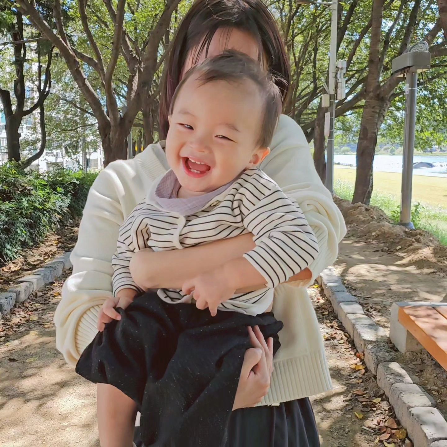 #추석 

이제야 올리는 추석 사진🥹🥹
웃는게 너무 이뻤던 뚜기라 
이제라도 꼭 올리고 싶어서 올려요👉👈

입덧이 너무 심해서 잠시 접었던 인스타인데,
토하는 입덧 드디어 끝났다♥️♥️
소화 안되는 체덧은 출산해야 끝나겠지만🥲🥲
다시 힘내서 소통도 하고 사진도 올려봐야지🤟

#이제야올리네 #그래도올린다 #사랑해 #♥️