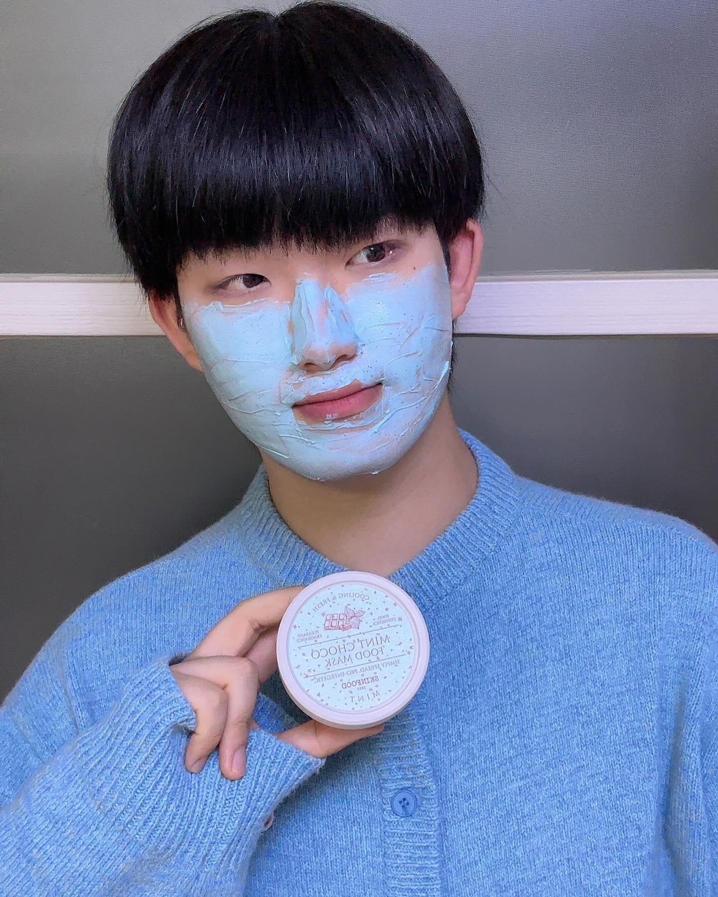 #내돈내산 skinfood_official
제가 스킨푸드 푸드 마스크 중
가장 좋아하는 최애를 말해보라고 하면,
저는 거두절미하고 무조건
민트초코 푸드마스크라고 말씀드릴 거예요.
왜 스킨푸드 공식홈페이지에선 안 팔죠..?
스킨푸드….공홈에서도 팔아주세요 ㅠ

스킨푸드의 민트초코 푸드마스크는
모공 속 노폐물과 피부 각질을 케어해줘요.
스킨푸드엔 사실 이미 
페어민트 푸드마스크가 있었는데요.
둘 다 써본 사람으로써 페어민트보다
민트초코가 훨씬 더 쿨링감이 강하고 시원해요.
제가 느꼈을 땐 민트초코 -> 샤인머스캣 ->
페어민트 순으로 쿨링감이 강해요.

제형은 쫀득한 아이스크림같은 제형입니다.
하필 또 민트초코여서 베라가 생각나는 제형이예요 :)
피부가 열이 올랐을 때 사용해주면
빠르고 강력한 쿨링감을 느끼실 수 있을 거예요.
정말 쿨링감이 어마어마하니 쿨링이 정말 필요하거나,
쿨링감에 익숙하신 분들께 아주 추천드립니다!

무엇보다 제형 자체가 흘러내리지 않아
사용하는데 있어 불편하지 않은 점이 참 좋아요.
그리고 쿨링감 위주이긴 하지만,
꾸준히 사용해주면 피부의 불필요한
각질과 노폐물도 자연스레 사라진답니다 :)

#스킨푸드 #skinfood #foodmask #푸드마스크 #워시오프 #워시오프팩 #washoff #팩 #팩추천 #마스크 #마스크팩 #노폐물제거 #스킨푸드푸드마스크 #클레이마스크 #피지조절 #쿨링 #각질케어