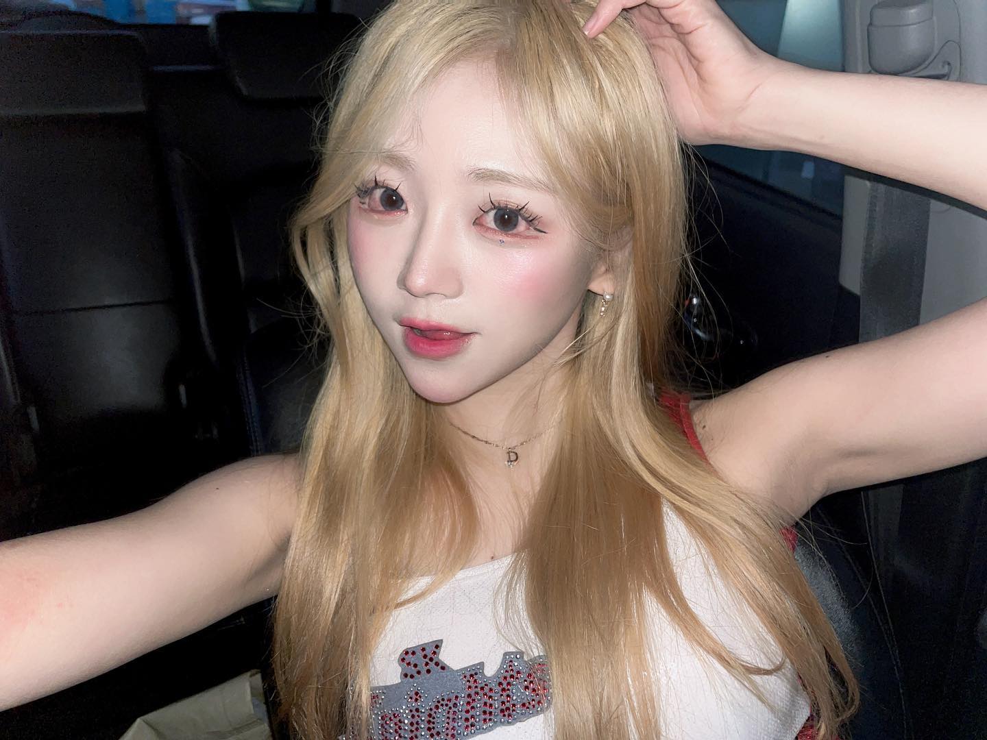 👩🏼