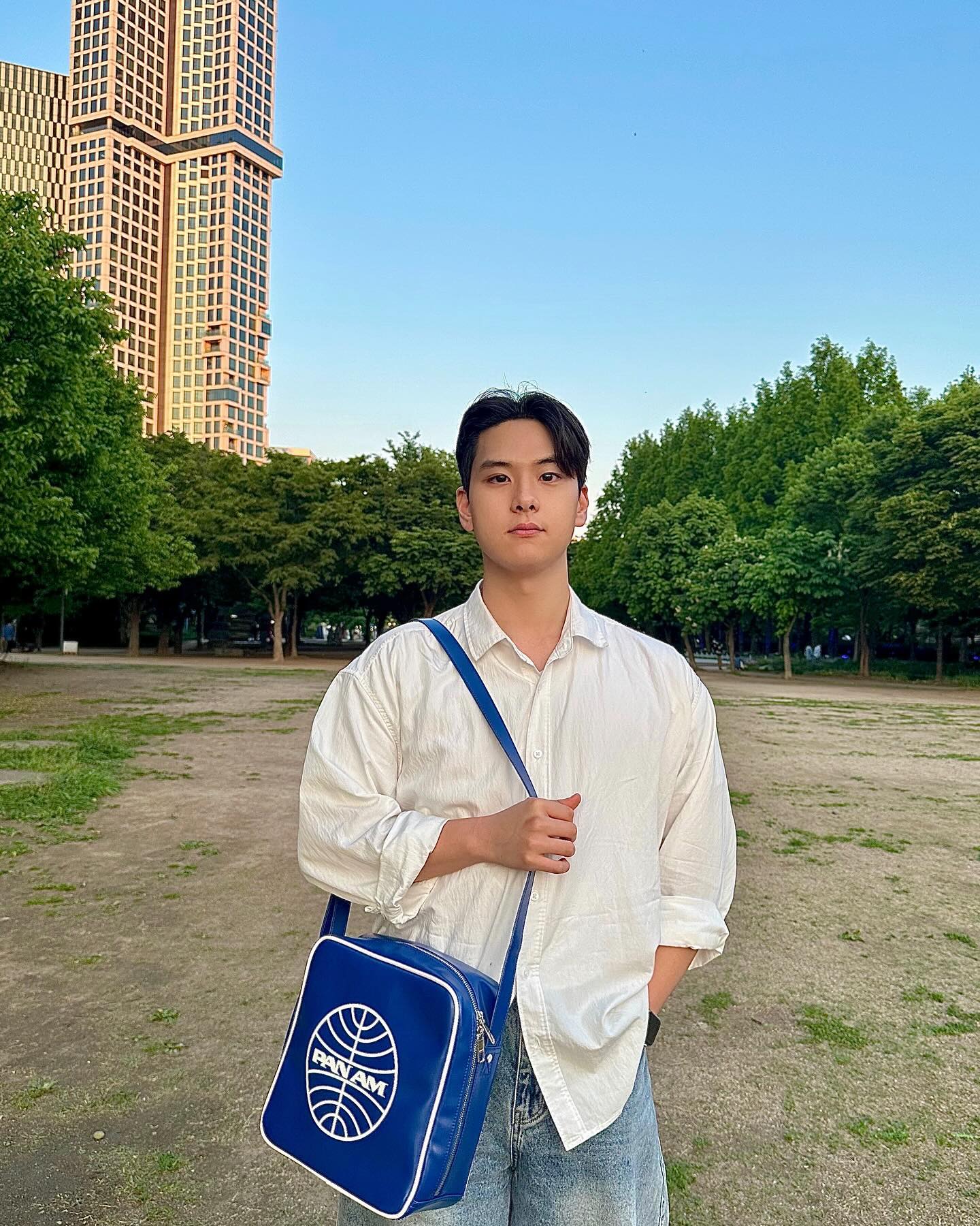 panam_kr

본인이 보부상 가방 필수로 들고다닌다? 
저는 이 크로스백 추천드려요‼️
빅로고와 습식 PU 소재로 팬암 아카이브을 담은 크로스백이에요!

부드러운 메탈 지퍼 사용으로 오픈 용이한 가방이며, 내부도 완전 넉넉한 수납공간으로 너무 유용하고 포인트 주기 색감도 너무 예뻐서 휘뚜루마뚜루 매기 좋은 가방 같아요💙

#팬암 #PANAM #팬암가방 #팬암스퀘어백 #가방추천 #크로스백추천 #남자코디 #남자봄코디 #미니멀룩 #캐주얼 #캐트릿 #오오티디 #ootd #남자셔츠코디 #코디