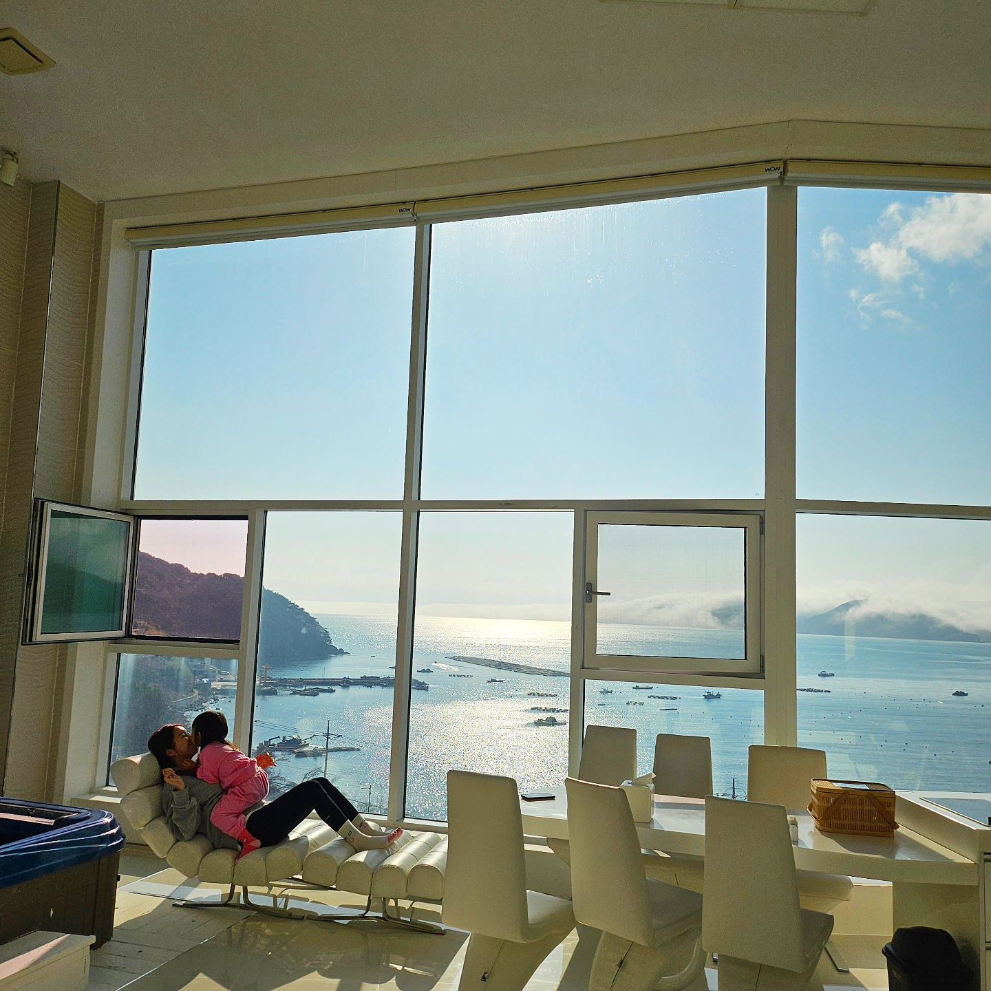 #거제도여행 

학동몽돌해변 바로 앞에 위치해있는
독채 스파펜션 #거제와우펜션

저희가 묵었던 VIP 스위트룸은 3층에 위치해있어서
아래로 내려다보이는 해변이 너무예쁘더라구요🫢

복층 구조로 되어있어 2층엔 더블 침대 2개,
1층엔 쇼파베드가 설치되어있어 많은 인원도 수용 할 수있어요!

아이들 데리고 다니면서 장보기가 너무 힘든데
와우펜션에서는 BBQ 디너 플레이트를 유료로 이용할 수도있고
그릴이 객실 안에 있어 추운 겨울에도 덜덜떨며 고기 구울일 
없습니다!😁😁
그릴바로 위로 환풍기가 있어 냄새걱정도 없구요~

무엇보다 따뜻한 객실 안에서 즐기는 제트스파가 최고🩵
통창 앞에 위치해있어 뷰도 좋고
스파 조명이 따로 있어서 분위기 내기에도 좋아요!

늦은 밤까지 재미나게 놀구 난후 다음날 아침 준비해먹기 힘든데
와우펜션에서는 9시에 조식을 문앞으로 배달해드려요🥯🥐
에그타르트,베이글, 더치커피가 예쁜 바구니에 담겨서 오기때문에
퇴실할때까지 인생샷 가능입니다~~

카메라 여유있으신분들은 일몰 타임랩스 찍으셔도 넘 예쁠것같아요.
담번에 도전해보겠습니다!ㅋㅋㅋ

봄 가족 여행지로 거제 와우펜션 추천이예요🌼

거제도 여행지는 다음 피드로 올리겠슴니당

✔️거제 와우펜션

📍경남 거제시 동부면 고촌길 34-1

#부산여행 #거제도여행
#거제와우펜션 #거제도펜션 #거제도숙소 #통영여행 #오션뷰숙소 #거제커플펜션 #거제가족펜션 #거제오션뷰