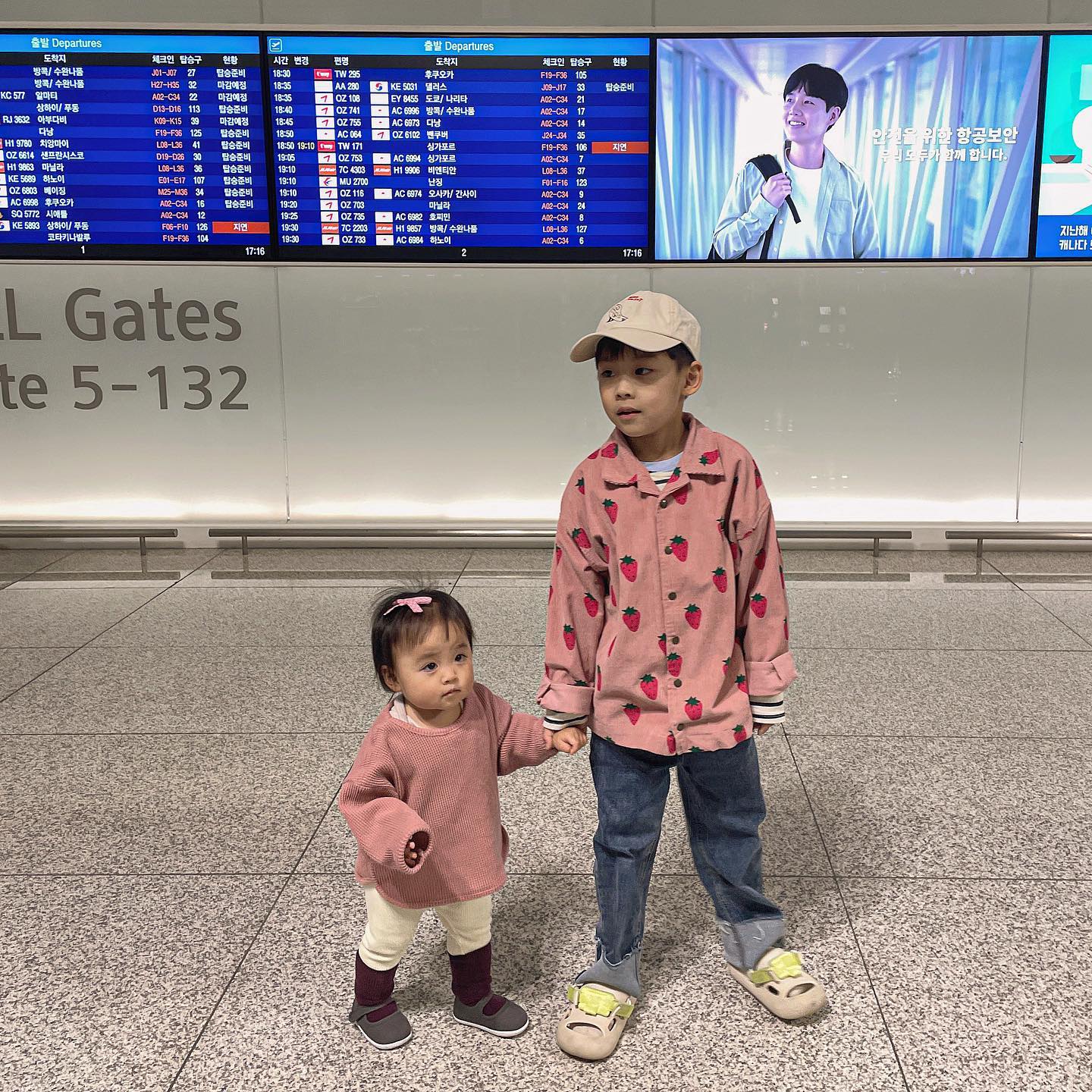 .
벌써 코타키나발루 2일차 ✈️ 
어제 대체 어케 온건지………….. 
지난 여름휴가때 기억이 많이 미화됐나봐여 
찰퐁이 데리고 밤 비행기 타는거 꽤 괜찮았던거 같은데 
얼마나 힘들었는지……….😇 
밤이라 베시냇 있고 없고도 엄청 크고 🥹 
껌딱지 내내 붙들고 있느라 5시간동안 한숨도 못자고 
숙소 들어오니 새벽 2시 체력 소진 ☠️
늙은건가 이제 회복도 안됨……. 
한국 돌아가면 일주일은 
뻗어있을거 같은 느낌 ㅋㅋㅋㅋㅋ 🫠