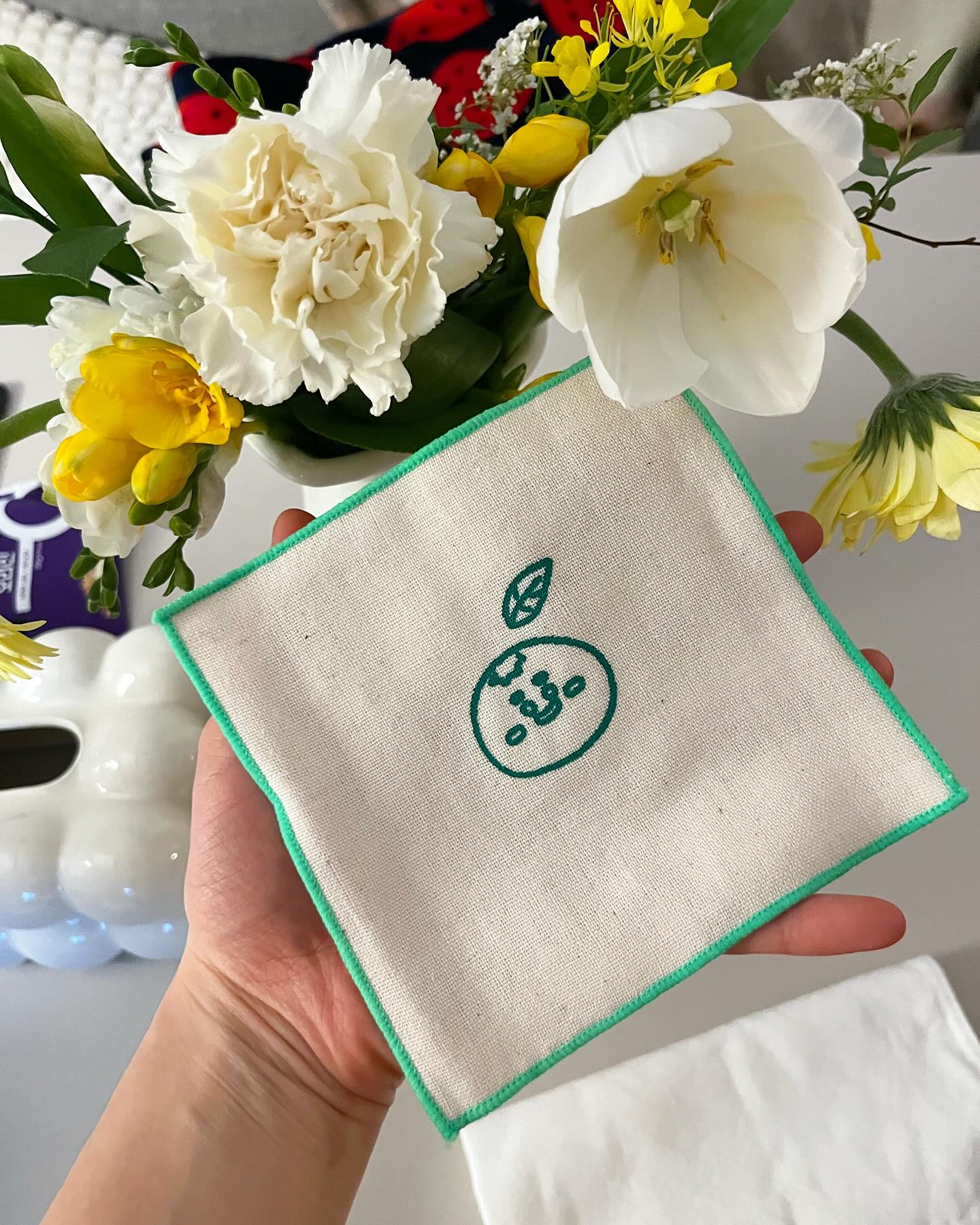 _
🌸생화 꽃을 선물 받았는데, 
🍽️식탁도 예쁘게 정리할 🤧행주가 필요했답니다! 
그래서 주문한 소창행주!💦

평소 주말에 오빠가 커피를☕️ 좋아해서 
커피를 자주 타먹곤 하는데, 
넘 귀여운🐶캐릭터가 박혀있어서 바로 주문!

이 바른습관연구소 소창행주는
☑️먼지가 묻어나오지 않아요! 👍✨
☑️무형광,무표백제로 안전하게 사용가능해요!🥰
☑️사용할수록 촉감이 좋아진답니다!😁✌️
☑️빨리 말라서 냄새가 나진 않아요! 👍

여러모로 활용도 GOOD! 저는 주방 하나 
거실하나 놔뒀답니다 : ) 어때요? 실용적이쥬?!

⤵️구매는 아래의 링크로!⤵️
https://m.smartstore.naver.com/selfmarket/products/6032810303?

#강화소창행주 #소창수건 #아기엉덩이수건