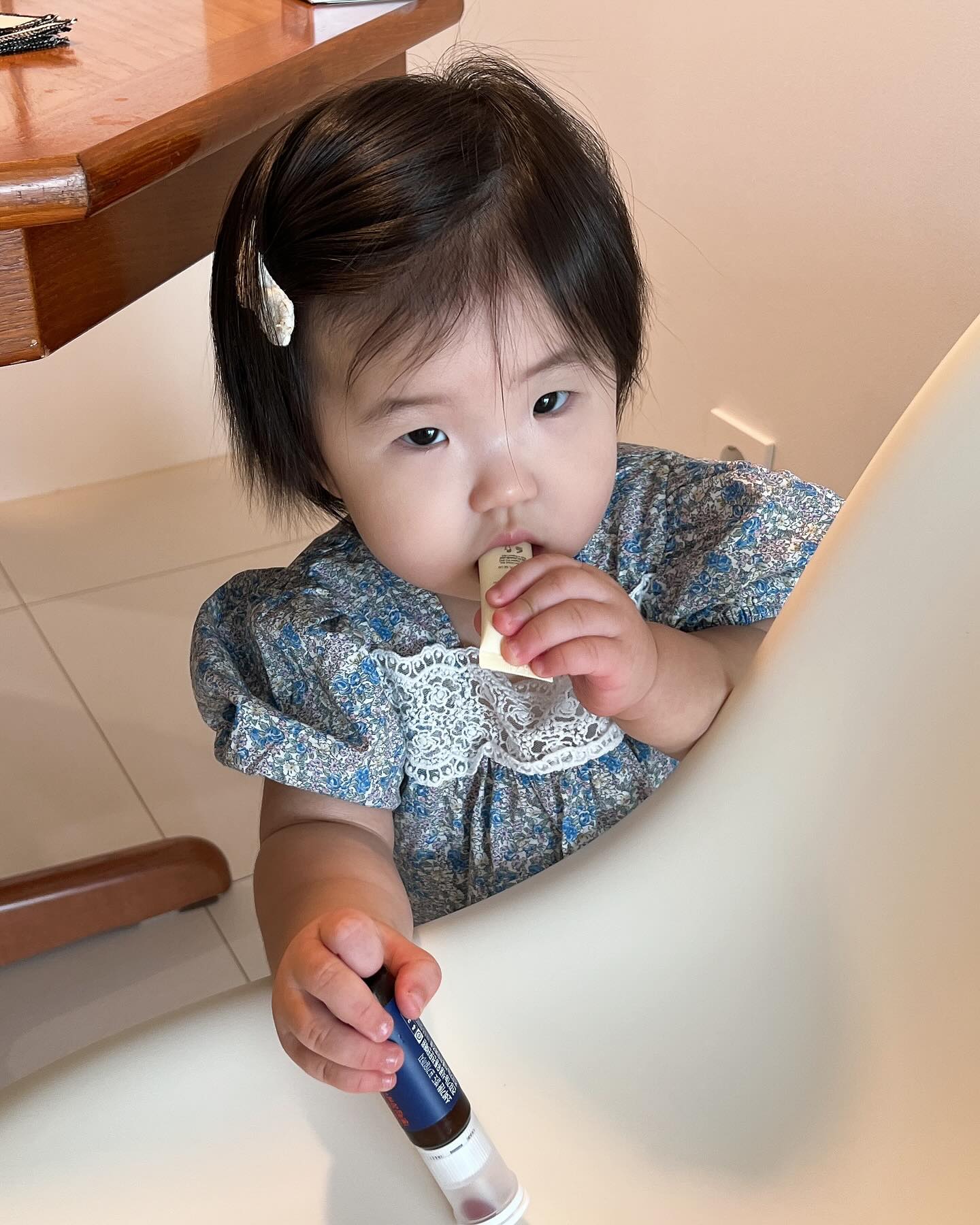 밥 오지게 안먹더니 살빠지는 중인 째콩.
그러거나 말거나 오늘도 귀엽네 내딸!!
