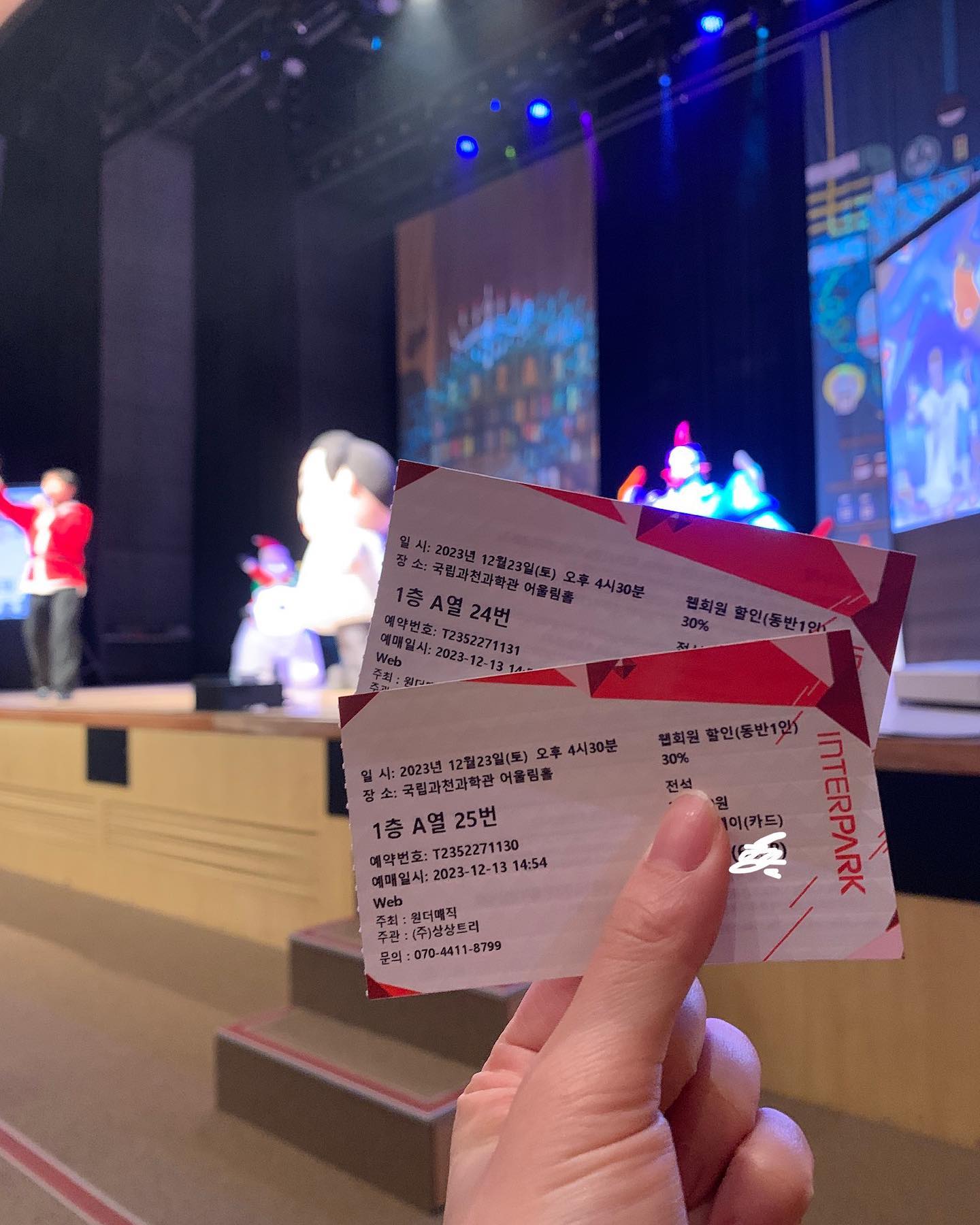 #협찬 크리스마스 연휴에 즐거웠던 과학마술콘서트!!
어린 친구들의 엄청난 에너지와 기를 느낄 수 있었던 🔥🔥👊👊
70분 동안 웃음이 끊이지 않는 콘서트였어요❤️🧙
담에 애기들 델꼬 또 와야징~

#광고, #가족공연추천, #마술콘서트, #연말가족공연, #마술사, #마술공연, #과학콘서트, #과천공연, #과천어린이공연
#최형배의과학마술콘서트