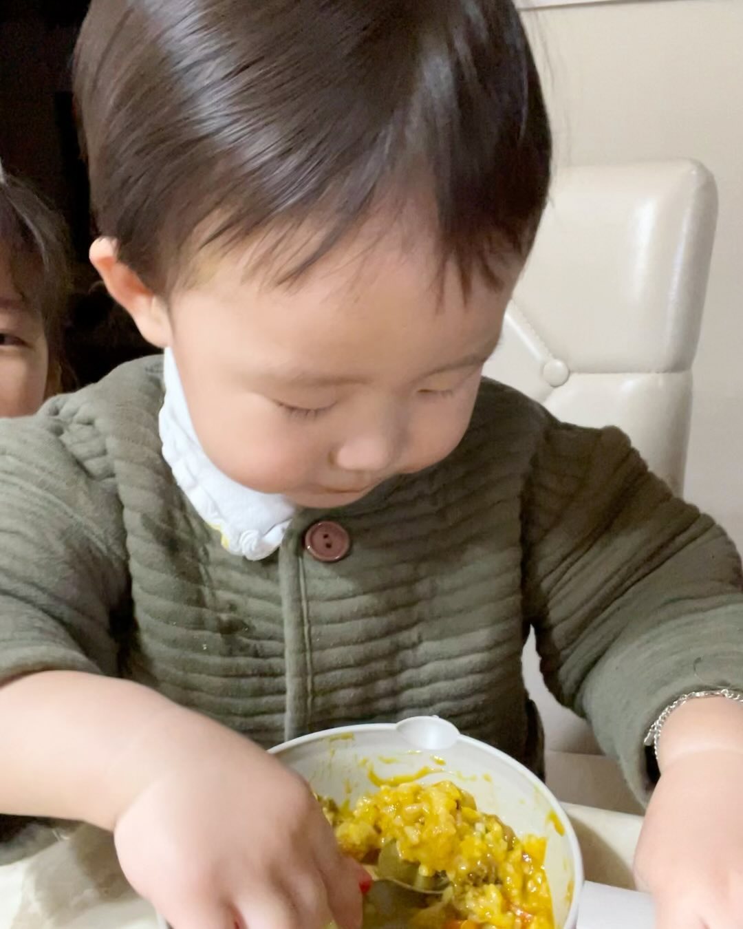 할미집이 제일 좋아❤️

저녁 먹고 하원하기 싫다는 지아의 말이 계속 신경쓰여,
빠르게 빠르게 일처리하고 하원 고고😊
하원하고 할미집 간다 예~~~~~
신난 삼남매 할미가 해준 카레 뚝딱 먹고,
난생처음 석류 먹기💗 야무지게 잘먹네 귀염둥이들

그리고 주어진 수건개기 미션!!!
할미가 개당 천원주다했는데…우와…너희 갑자기 부자 됐어!!!
사고 싶은게 뭐가 그렇게 많은지 너무 잘 하네😊

오늘 아침엔 점퍼 모자 털때문에 처음으로 울며 등원한 지아…
그 와중에 신난 재민이😭
그래도 수아가 양보하고, 하원 후 점퍼 바꿔입기로 했는데..
하원하며 털있는건 남자사자고, 털없는건 여자 사자라는 지아‼️
엄마는 왜 아침에 그 생각을 못했을까….
지아에게 오늘 또 하나 배웠다💕

어린이집에서 그린 가족그림
하원 후 그림보며 이야기 나누는데,
지아 그림에는 아빠 안에 재민이가 들어가 있고, 수아는 못그렸고,
수아는 지아와 재민이는 엄마 뱃속에 있다고😂
그림을 보니, 수아지아 각자에게 시간이 필요하다는 생각이 든다
언젠가부터 수아랑만 지아랑만 시간을 가지지 못했는데…
우리 조만간 가져보자💗
사랑둥이들 잘자고 우리 내일 만나 알라뷰
아빠는 회식하면서 술 조금만 먹고 오세요!!!제발!!!
수아지아가 5잔만 먹으라는거 잊은거 아니쥬?🔥

#할미집이좋아 #할미가해준카레 #석류타임 #생애첫석류 #수건개기 #용돈벌기 #갑자기부자됨 #등원길 #처음으로울며등원 #서러운아기 #갈기가있는숫사자 #갈기가없는암사자 #아이에게배우다 #가족그림 #생각이깊어지는 #각자의시간 #쌍둥이도각자시간이필요해 #사랑해너무너무 #쥐띠아기 #쌍둥이맘 #딸둥이 #이란성 #생후1240일 #호랑이띠맘 #생후649일