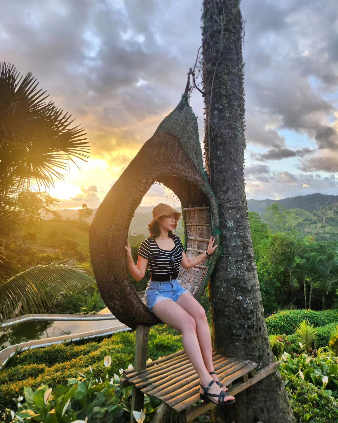 세부에서 인생샷 또 건지고왔숨돠🌴💚
우리오빠는 늘 사진을 잘찍는것의 자부심을 갖고있다🤭
근데 또 진짜 잘찍음ㅋㅋㅋ
내가 워낙 찍어달라고 자주 말하니 나날이 솜씨가 늘어가고있는듯📸✨ 
고마워 여보💗
.
.
.
#세부여행 #세부 #시라오가든 #cebu #throwback #coupletravel #인생샷 #siraogarden #philippines