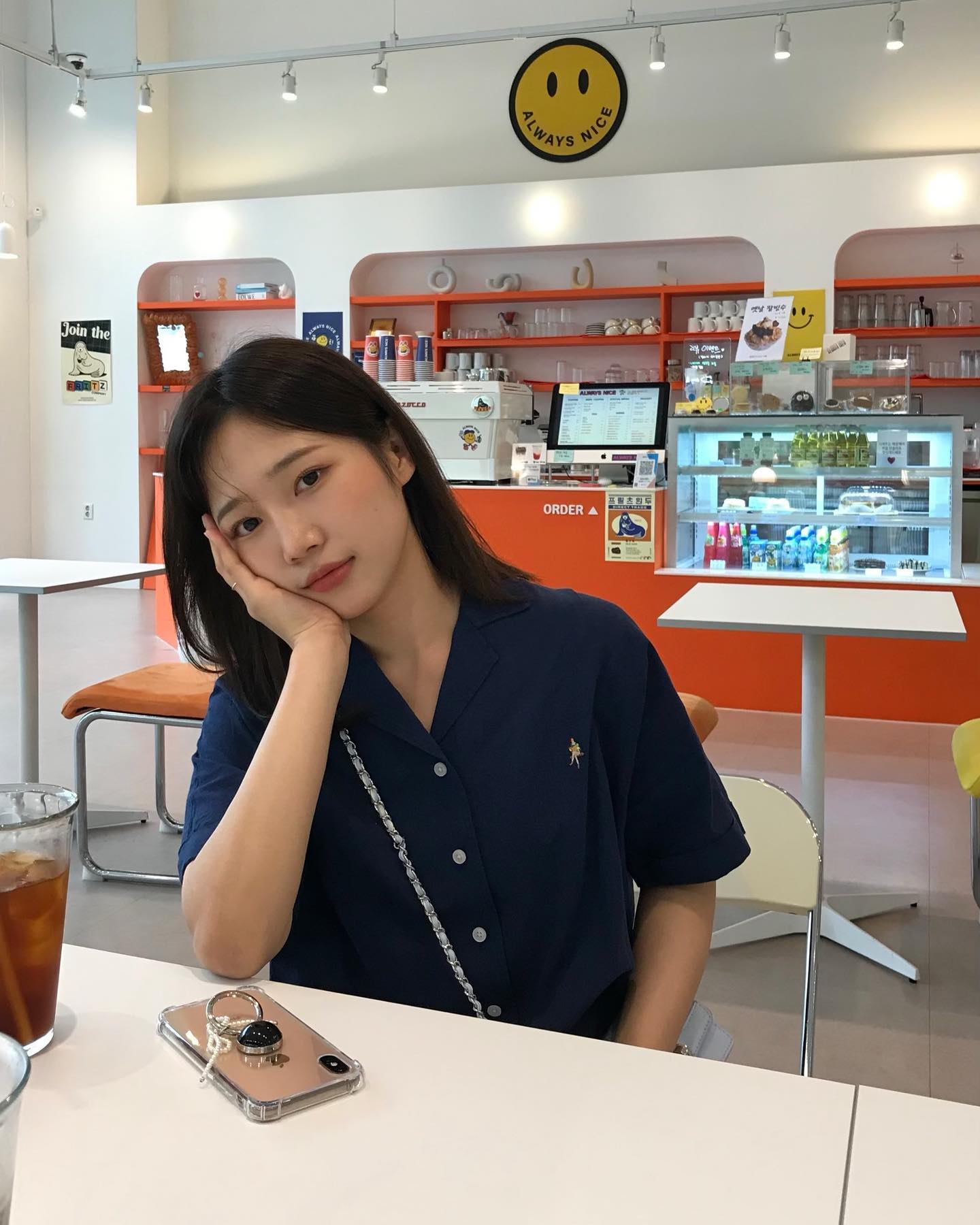 #광고 X #올젠
며칠전에 보여드렸던 올젠 핑크 셔츠도 넘 예뻤는데
요 네이비 셔츠도 얼마나 예쁘게요➿💙
여름에는 통기성 좋은 린넨 셔츠 필수예요 필수..!!

#올제너 #올웨이즈셔츠 #olzen #olzener #OlwaysShirt #데일리룩 #출근룩 #셔츠코디 #키작녀코디