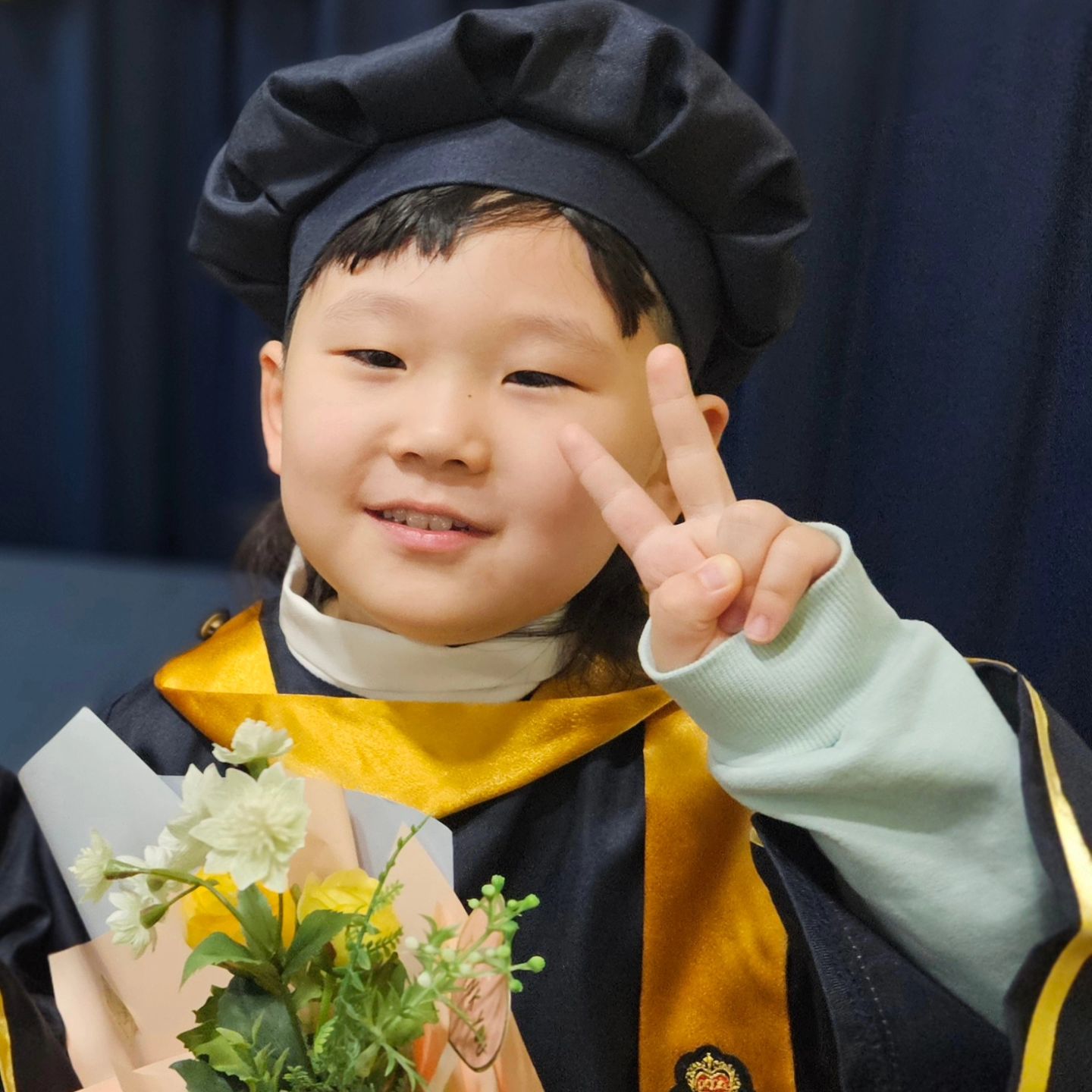 #졸업 🎓

오늘 둘찌의 #졸업식 이었어요💐
처음 어린이집 다닐 4살땐 엄마떨어지기 싫어 우는
적응기도 있었는데;; 어느새 #예비초등 이 되어
혼자서도 샤워까지 하는 #어린이 가 되었네요🫶

주책바가지 엄마는 오늘도 졸업식 노래듣더니
눈물이 고였다는;;; 도대체 이노무 감성 😭
그만좀 울쟈!!🫣

이제 완벽한 두아이 🎊#초딩맘 이 되었네요🍬
자~!!이제 학교가기 전까지 매일 뭐하구놀까??👀

#어린이집졸업 #초딩 #초1 #또방학