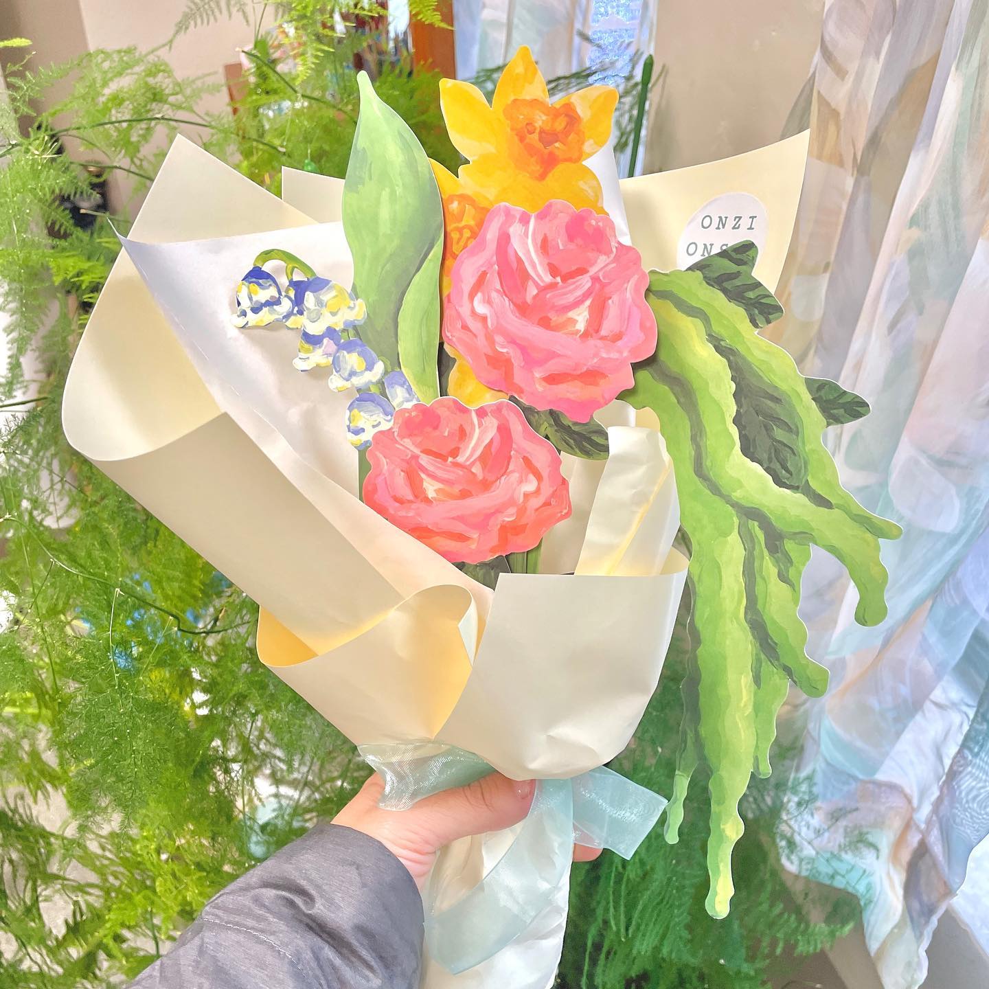 어쩌다 보니 꽃집💐
‘온지온실’ 스토어팜에서 구매 가능합니다.(화방넷은 11/30일까지)
도톰한 100% 리사이클 종이로 제작한 페이퍼 플라워입니다
예쁜 꽃을 좋아하지만 며칠 감상하다 시들면 속상하고 낭비 같아서.. 슬퍼지더라구요🥹
책갈피로도 사용해 보니 사이즈가 안성맞춤이라 활용도가 좋았습니다~
(꽃다발 포장은 오프라인으로만 가능)