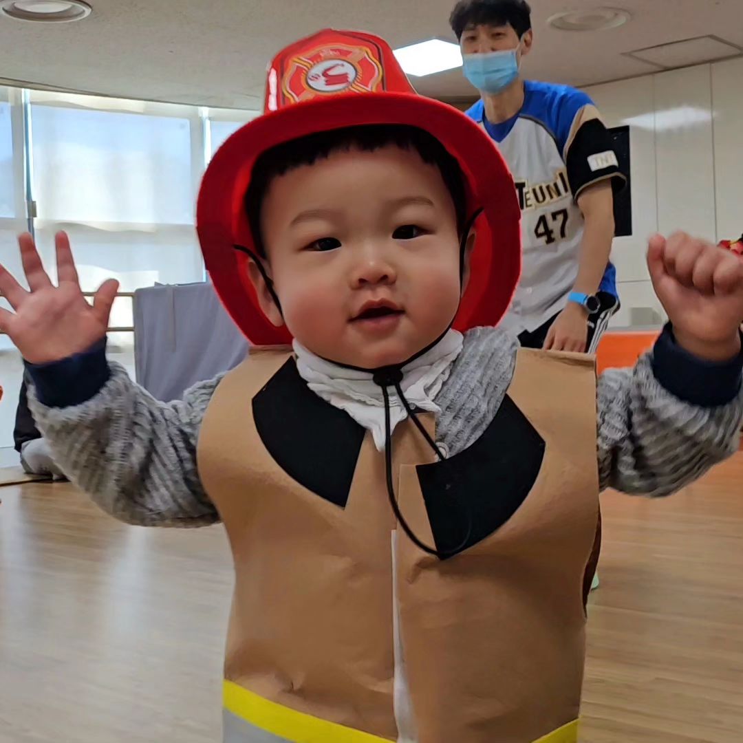 트니트니 문센겨울학기 시작! 

바로 전날 수업과 달리 
익숙한 #코코몽샘 만나서인지 
재밌게 놀다옴👏 

자꾸 튀어나가다가 
결국 시범맨 ㅋㅋㅋ🙊 
옷하나는 참 잘입어 봉서호👍

그 와중에 이쁜친구에게 
맘도 빼앗긴건지 
그 친구앞에서 기웃기웃...😅 
소방차에서도 그 이쁜아기한테 시선빼앗겨서는 암것도 안보임^^^^ 

#코코몽샘 #춘천트니트니  #트니트니14개월아기 
#14개월아기 #생각보다막내 
#코코몽쌤 #문센데이