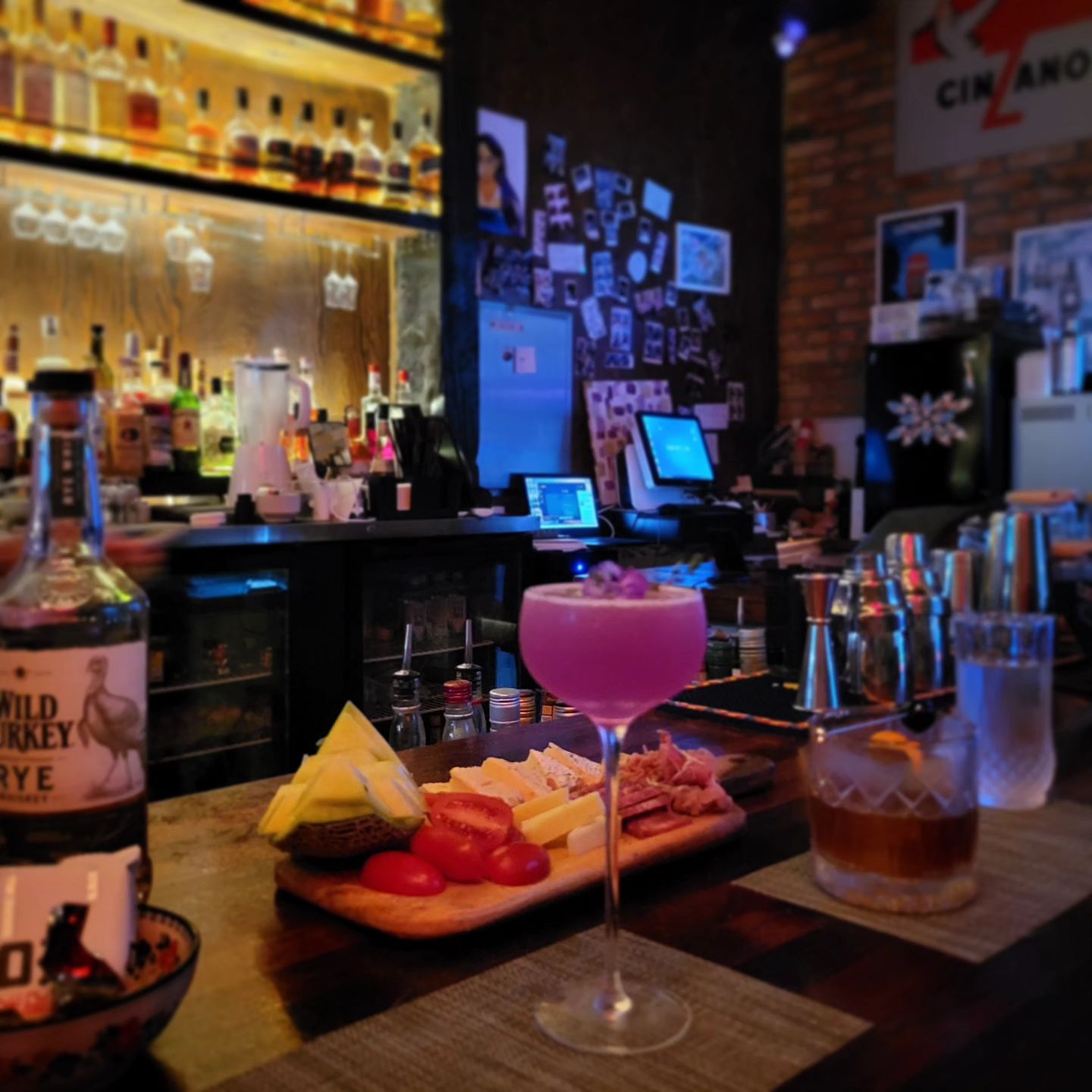 해운대 해수욕장 인근에 있어 쉽게 찾을 수 있었던 칵테일바.🍸

아담하고 분위기가 좋아 데이트하기 좋았는데요.
다양한 종류의 칵테일과 시그니처메뉴가 있어 기호에 맞춰 칵테일 or 위스키를 추천해 준다는 거‼️

사장님 센스있고 구수한 부산 사투리도 느낄 수 있었답니다.

오래간만에 칵테일도 한잔하니 좋더라구요.🫶

독특한 칵테일이나 위스키를 찾는다면 해운대 메인거리에 위치한 코너스톤 추천해요.👍🏻

✔️ 코너스톤🍹
🔎인스타: cornerstone_haeundae

🏡주소: 부산 해운대구 해운대해변로 287 씨클라우드호텔1층 (상가동라인 오락실 맞은편)
🕘시간: pm8- am4
📞전화: 0507-1352-2235

#코너스톤 #해운대맛집 #해운대분위기맛집 #해운대술집 #해운대칵테일 #해운대칵테일바 #해운대데이트