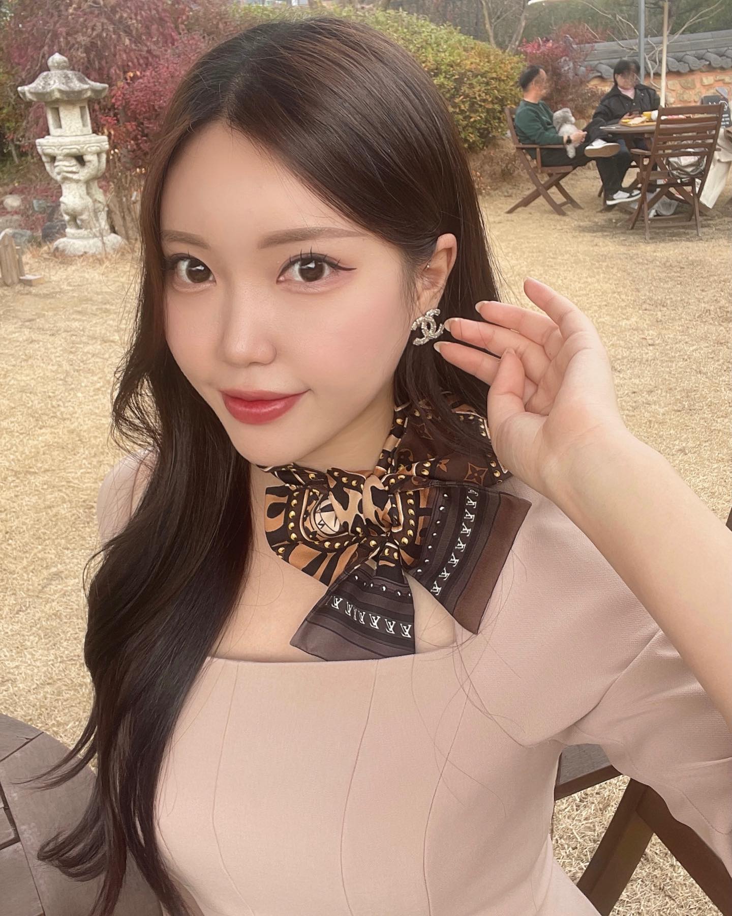 오늘 이상하게 사진 화질들이 구려서
날이 흐린건가 눈컨디션이 안좋은건가 했는데
알고보니 카메라 렌즈가 드러웠던,,