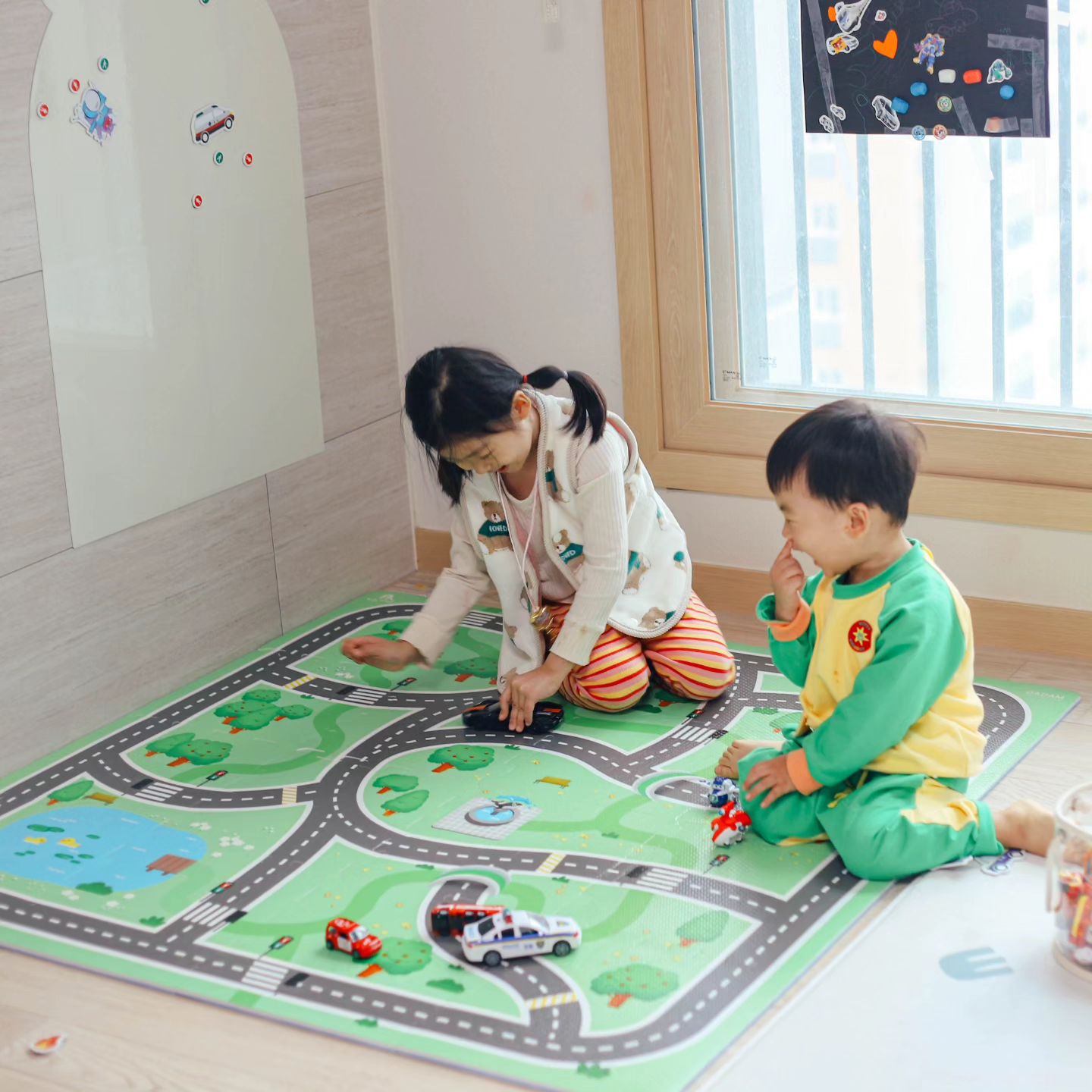 #ad
거실한켠에 두아이 아지트 만들기
빠방이 러버 둘찌를 위해 준비한 다르담 자동차도로매트
기대이상으로 넘 좋아하는걸🙋‍♀️🙋

퍼즐매트라 더 유익한 시간
자동차완구 총출동 동물, 인형, 피규어까지 모두 집합해선 여러 역할놀이 즐기기
놀이엔 끝이없다 무한한 너희 상상력 칭찬해 🙏

.
.
.
#다르담 #제품제공 #놀이방매트 #자동차도로매트 #놀이매트