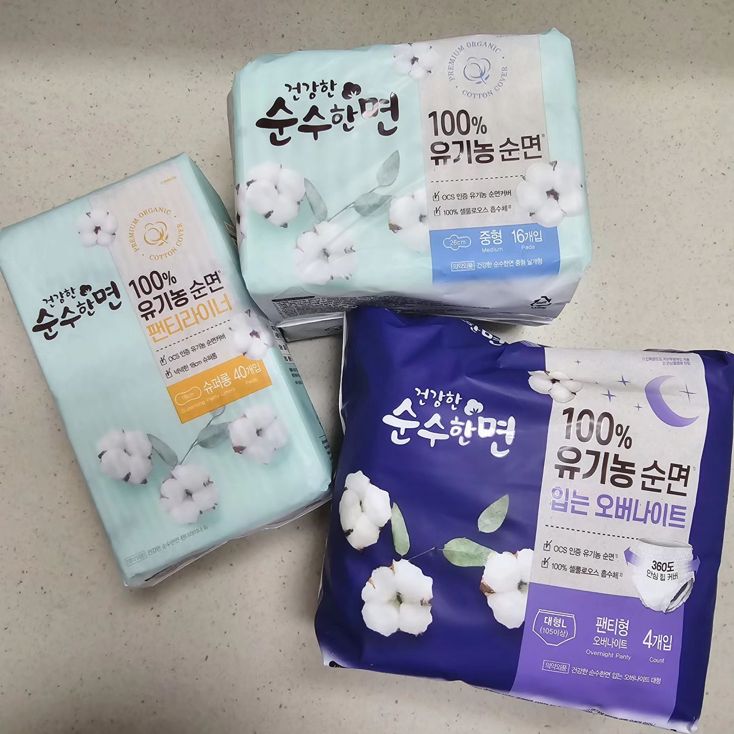 #제품제공
늘 찾아오늘 그 날을 위한...
이번에도 입오나 입니다🤣🤣🤣
(기회주셔서 감사해여~덕분에 저는 기부니조크등요~) 

순수한면 입는오버나이트제품이구요.
사이즈는 당연히 킁거~~!!! 
그리고 중형사이즈와 데일리에 사용하는 팬티라이너까지 함께 왔어요. (쪼아써😂😂😂) 

사이드부분도 넓고 잘늘어나더라구요.
특히 앞뒤가 쉽게 구분되도록 로고가 앞쪽에 찍혀있어 꺼꾸러 입을 수가 없어요😂😂😂
샘방지를 위한 부분도 합격!!!
완전 무표백!으로 만든 순면커버와 100% 셀룰로오스 소재의 흡수제를 사용했다고해요.
그래서인지 닿는면에 자꾸 손이 가더라구여🤣🤣🤣 

글로벌 시험 인증을 받은 유기농 순면 생리대라고 하니 더더욱 안심하고 사용할수 있을 것 같아요.
(OCS 국제 유기농 인증, Natural 트레이드 마크, 독일 더마테스트 엑셀런트 등급)

편안한밤을 위한 필수템으로 입오나는 꼭 챙기세욤!!

kleannara_official 

#광고 #순수한면 #건강한순수한면 #유기농생리대 #순면생리대 #생리대 #입는오버나이트 #입는생리대 #생리대추천 #유기농생리대추천 #여성용품그램 #추천 #입오나 #순면커버 #일상