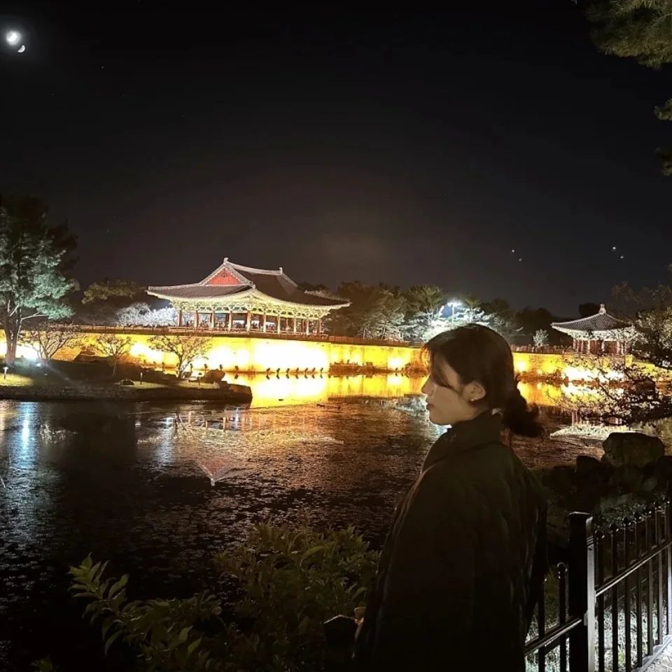 경주 야경에 푹 빠질 수 밖에 없는 <동궁과 월지>
- 경북 경주시 원화로 102 안압지
MON-SUN 9:00-22:00
(입장료 성인 : 3000원)

걸어가는 모든 공간에 아름다운 야경이 펼쳐져 있어요.
어두운 밤에 데이트하기 좋은 공간이랄까🙈

동궁과 월지에 가기 전 "월정교"를 들려도 좋답니다♡

Tip. 야경을 보러 온 사람이 많아 매표소에 줄이 길다면 큐알코드를 이용하세요😘

#경주여행 #경주 #경주핫플 #동궁과월지 #안압지 #한국사 #월정교 #야경 #야경스타그램 #야간데이트 #일탈 #데이트장소 #산책 #데이트 #포토존 #인생샷 #사진맛집 #데이트성지 #데일리룩 #오오티디 #호수 #데이트코스 #데이트룩 #묶음머리 #인친 #맞팔 #선팔 #좋반