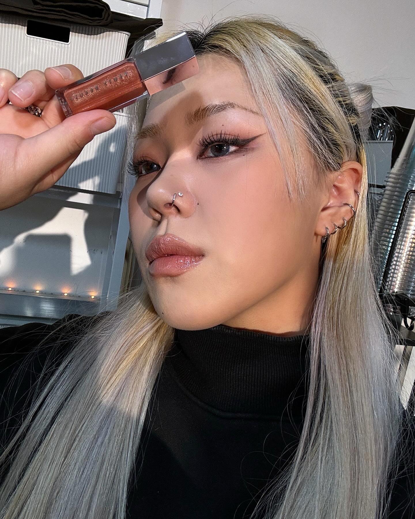 오랜만에 바르고 출근했는데 카페 손님도 정보 물어보셨던 립..😍
차분하고 따떳한 느낌에다가 요즘 유행 #탕후루립 👍🏻❤️
#맥 #오버더토프 위에 레이어드 해줬어요  히히

#mac #overthetaupe #펜티뷰티 #글로스밤유니버셜립루미나이저 #펜티글로우 #fentybeauty #fentyglow
