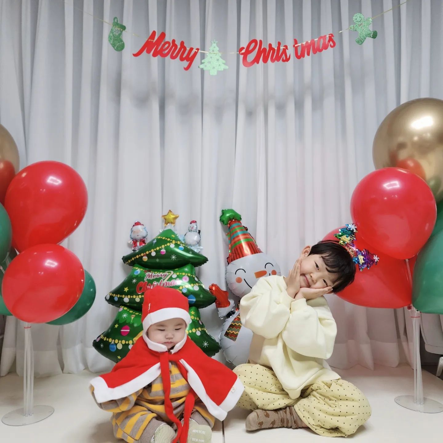 #2022 우리의 크리스마스🎄 
.
이주니의 첫번째 크리스마스
여주니의 여섯번째 크리스마스
.
사진 찍을땐 잘 안웃어주는 시크남
2022년도 이렇게 지나가는구낭
.
내년엔 얼른커서 더 재밌게 보내보쟈😍
컬리가 차려준 식탁 : )

#2022 #멜크 #메리크리스마스🎄🎅 
#투준이네 #여섯살아들 #한살아들 #아둘맘
#크리스마스기록 #집에서홈파티 #셀프촬영
#크리스마스사진 #육아일기 #육아소통 #아들스타그램 #merrychristmas🎄