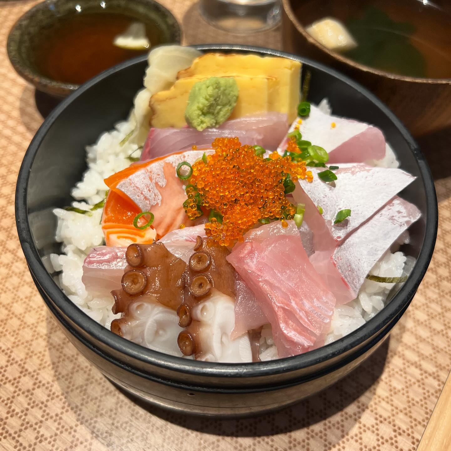#이노키치 #inokichi 
후쿠오카 여행 중 가장 맛있었던 다자이후에 위치한 식당! 다자이후 근처 맛집 찾다가 알게 된 곳인데 카이센동 맛집이에요! 저번 오사카 여행 때 해산물 못먹어서 아쉬웠는데 이곳에서 다 풀렸어요😁 카이센동 하나씩 주문하고, 생선 고로케 사이드로 같이 주문했어요.

🍽️카이센동
사진만 봐도 싱싱한 회가 가득하고 두툼한게 보이시죠? 입에 넣으면 사르르 녹으면서 비린맛 하나도 안나는게 진쭈 감탄을 부르는 맛이에요! 남편이 너무 맛있다고 인정했어요! 두툼한데 왜 입에 넣으면 사라지는거죠?🥹 함께 나온 국물과 같이 먹으면 한끼 뚝딱! 와사비도 조금씩 올려 먹으면 꿀맛이에요!

🍽️생선고로케
생선까스를 안좋아하는 제가 한입 먹고 박수쳤어요. 생선의 식감이 아니라 어묵 느낌이에요! 생선살을 다져서 고로케로 만든거라 생선  비린맛도 안느껴지고 식감도 좋았어요. 이런 생선 고로케라면 자주 먹고 싶은 맛이에요👍🏻

이번 여행에서 가장 맛있게 먹었기에 많은 분들이 가보셨으면 좋겠어요. 저희 다녀 온 뒤 가게가 이전했다고 하는데 아직 구글에는 위치가 그대로 뜨네요😊 다자이후 가신다면 들려보세요!

#맛스타그램 #먹스타그램 #푸드스타그램 #맛집 #맛집추천
#부부스타그램 #럽스타그램 #데이트맛집
#후쿠오카여행 #후쿠오카 #일본여행 #다자이후 #카이센동 #회덮밥 #kaisendon #japanesefood #japan #fukuoka #dazaifu 
#재미잇 #잼잇 #재미부부

#일상 #선팔 #맞팔 #jmt #food #daily