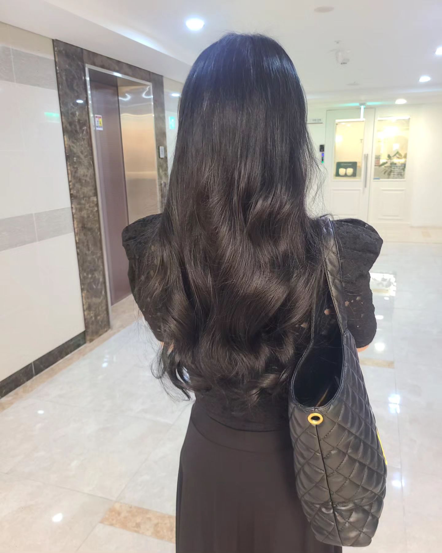 칼단발일때 오셔서 벌써 3년이란 시간이 흘렀네요~~~🤭

이젠 고객님 모발길이가 꽤 있으셔서 숱보강시술로 숱만채우기-

역시 풍성한 긴머리는 사랑이쥬 ♥️♥️♥️♥️

이쁘게 관리하시고 리터치때 뵐께용 👌👌👌

#숱보강붙임머리 
#숱채움 
#단발붙임머리전문_스타일위그 
#강서구붙임머리추천 
#마곡붙임머리 
#일산붙임머리 
#김포붙임머리 
#미모의고객님