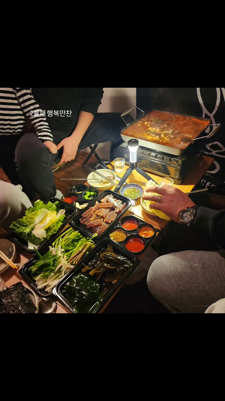 1박여행후
초대로 다시모인 행복만찬2일차♡
너무 맛있는 음식들로 상을 가득채워서
우릴 불러준 사랑스러운 가족dew_yiii 
너무 잘먹고 잘자고 왔어요 ~~ ^^ 
피곤했을텐데 초대해줘서 너무 😄 고마워요~
다음부터는 정신줄 똑바로 잡을께요😅😅
다음은 우리차례랍니다 ~~~!! 

#행복한시간 #먹고떠들다쓰러졌다 #우리한테질리기없이요!!
#사랑합니다 #행복을선물해준사람들