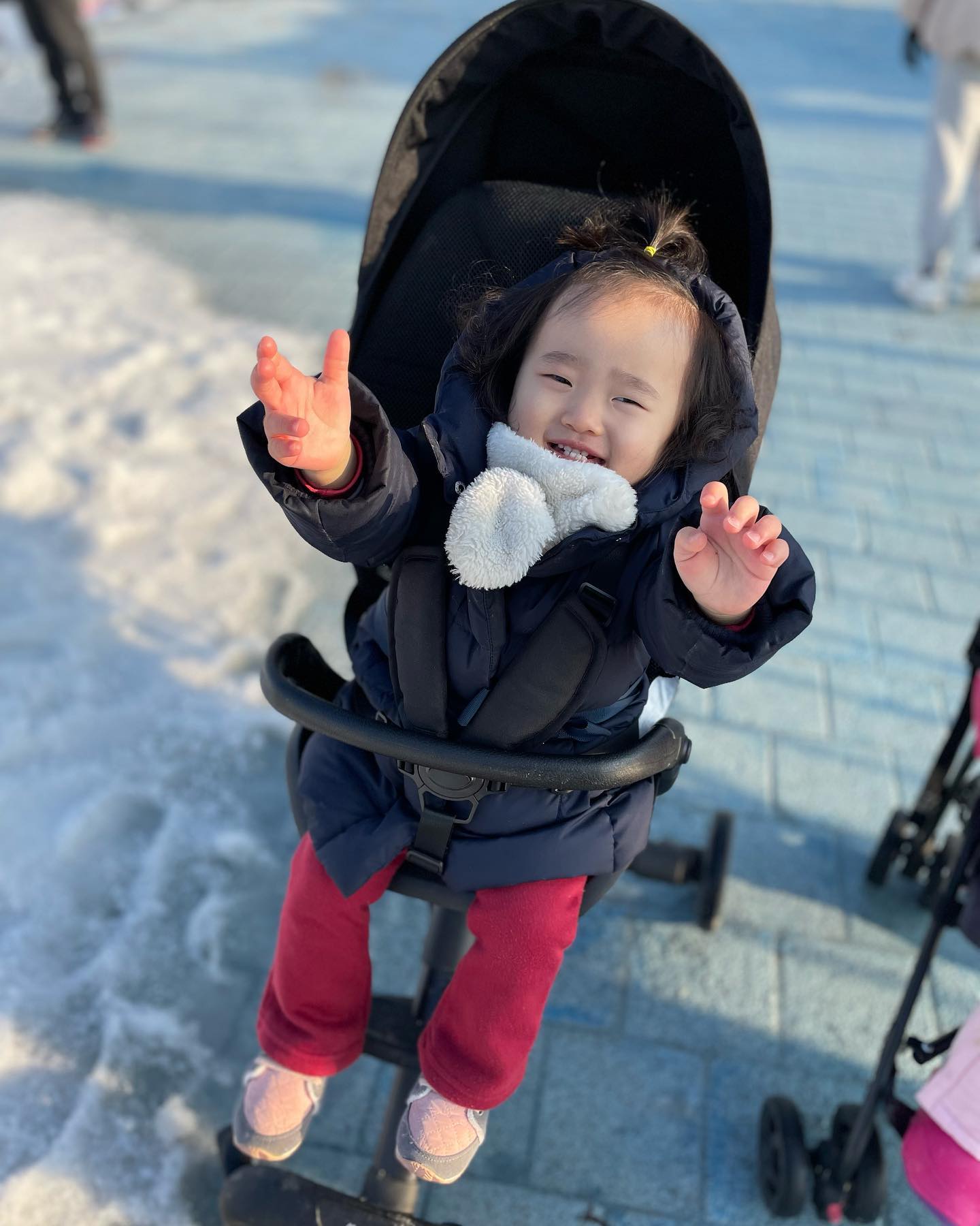 .
+3538 +436
고모네 놀러왔다가
한강 눈썰매장🛷
오빠들은 썰매 무한반복
언니는 낮잠 쿨쿨
하윤이는 그냥저냥 신나요
오빠들은 달고나 뽑기하고 득템👍
#116개월 #큰아기둘 #14개월 #딸래미 
#청말띠 #호랑이띠 #주말 #육아 #겨울놀이 
#잠원한강공원 #눈썰매장 #알차게놀았음
#육아일기 #기록 #소통 #삼남매맘