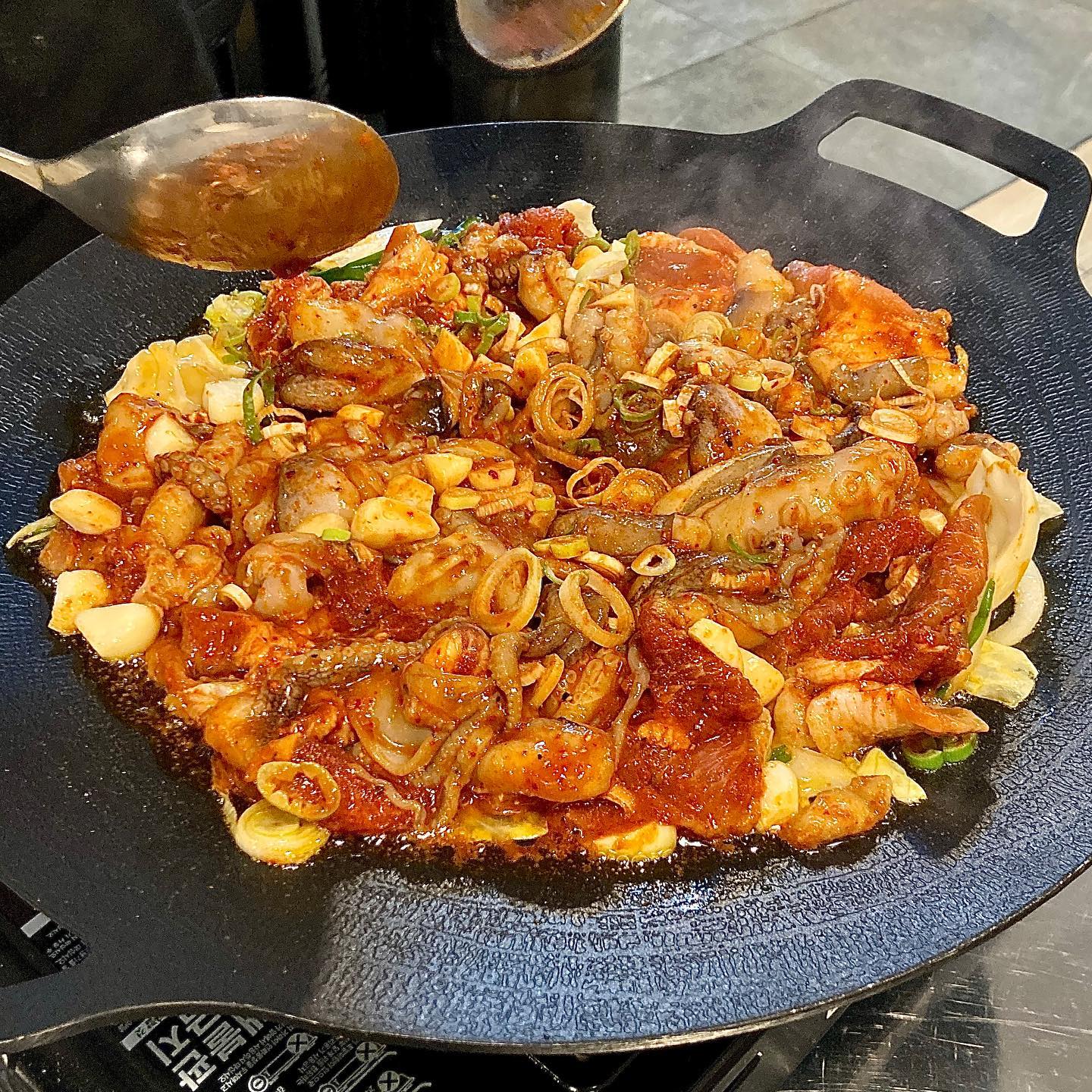 ✨오늘은 뒷골목쭈마왕에 다녀왔어요!
쭈꾸미, 낙지, 삼겹살의 완벽한 조화를 즐길 수 있는 곳이에요. 💫

쭈낙삼을 천사채와 깻잎, 마늘과 쌈싸먹으니 정말 잘 어울리더라구요✨

양도 푸짐해서 배불리 먹을 수 있었어요. 쭈꾸미, 낙지, 삼겹살이 모두 푸짐해서 가격 대비 완전 만족스러웠어요🙌

사장님이 정성껏 볶아주시는데 편하게 즐길 수 있는 건 덤이에요✨

💟위치
경기 성남시 분당구 성남대로 51 1층 164호

💟번호
0507-1476-5457

#협찬 #오리역쭈꾸미 #오리역맛집 #구미동쭈꾸미 #구미동맛집 #뒷골목쭈마왕 #쭈꾸미낙지삼겹살