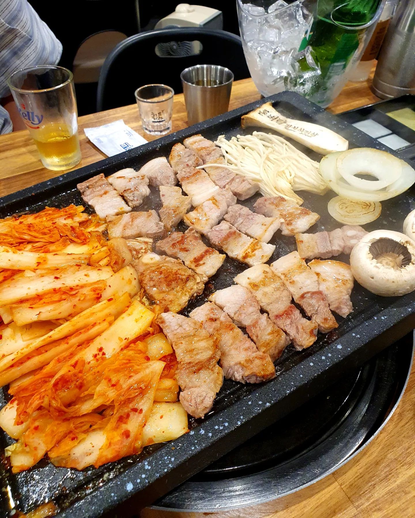 ⠀
울고 웃고 재밌어 아주 😆
⠀
불판에 김치부터 올려주시는데
김치 + 삼겹 조합은 말모...
장안동 맛집 !!!
⠀
#돈벼락김치삼겹살
#장안동맛집 #장안국시
#실내포장마차