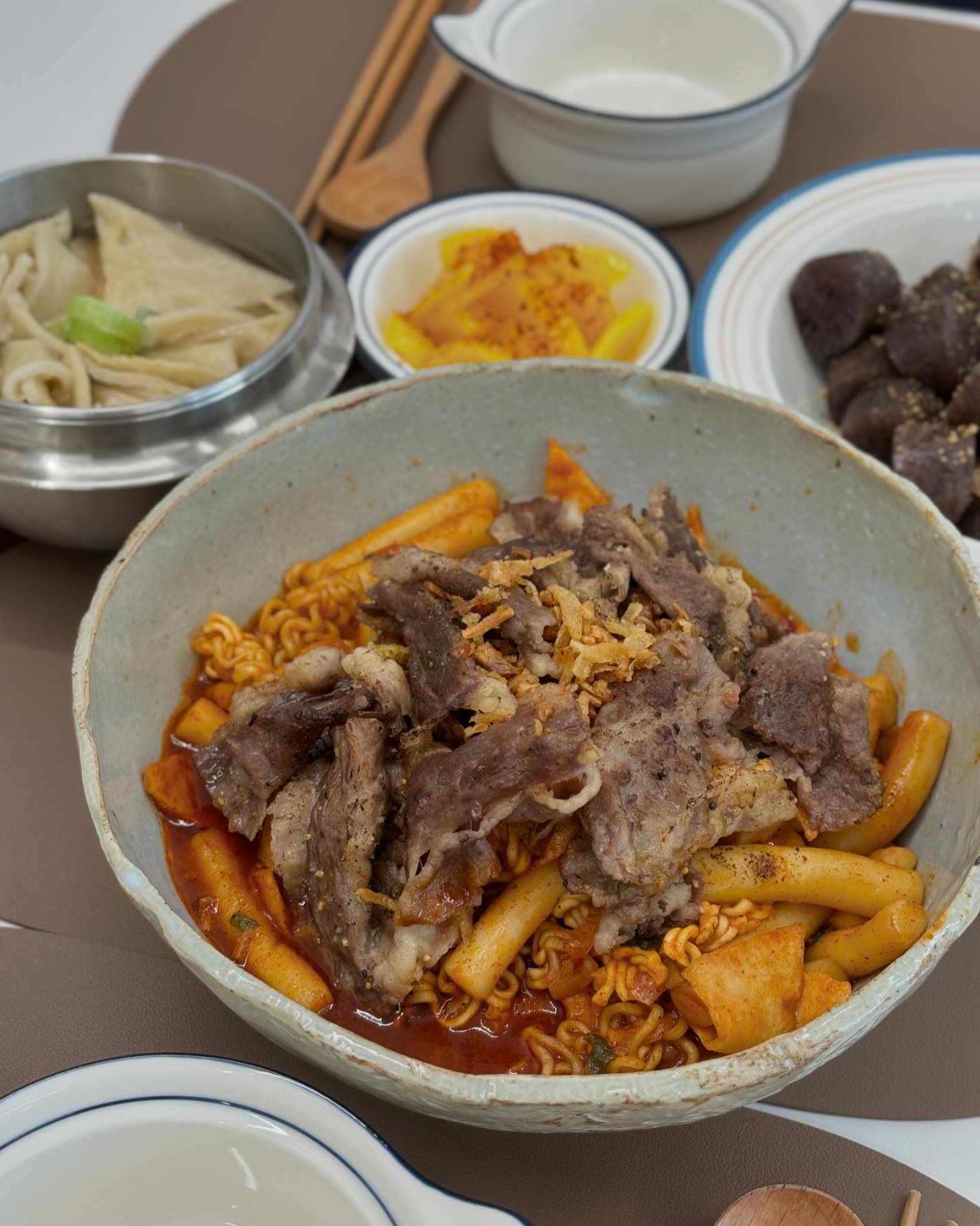 똑같은 음식 일주일에 3번 먹어주는 남편🥹
같은 음식, 다 다른 날👀
옛날부터 뭐 하나 빠지면 질리도록 끝장을 보는 나...🥹
노래도 그렇고 취미도 그렇고 음식도 그렇다
내 소울푸드가 떡볶이인건 왜냐면 
떡볶이는 질리지가 않거등🌶️
밀떡 쌀떡 쫄볶이 라볶이 떡순이 안가리고 다 좋아