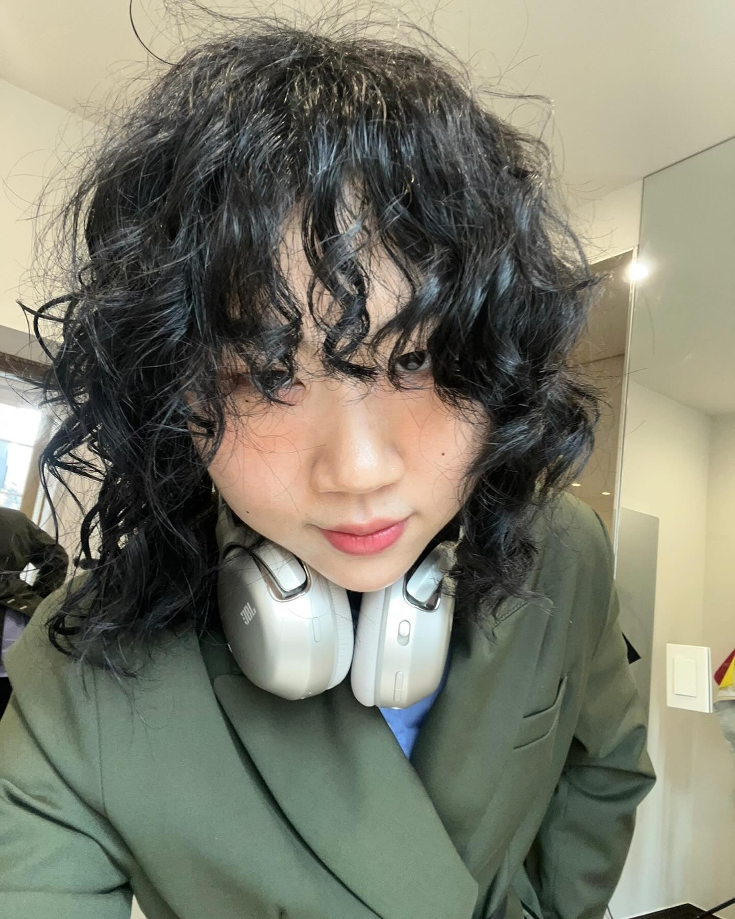 #협찬 #JBL 

JBL TOUR ONE M2
내 머리에 뭐있음? 할만큼 가벼운 착용감🪽
그레이가 주는 간지✨ 역시 전자가기는 이그레이
오버이어타입으로 엄마손 같은 포근한 착용감으로 귀를 감싸줌👂

스마트 엠비언트로 🙅‍♀️잔소리듣기 싫을때 👍
고해상도음질🎵과 트루 어답티브 노이즈캔슬링도 있어 주변소리에 조정가능 

나보다 나은 효율성🪫10분충전으로 5시간 가능⚡️
2시간 충전하면 50시간 사용 가능

삼성 하만 공식파트너 케이원이브에서 
399,990 ➡️ 299,990 원에 판매중

#협찬 #JBL #JBL구매후기챌린지 #TOURONEM2 #투어원마크투 #JBL헤드폰 #JBL헤드셋 #헤드셋 #무선헤드셋 #블루투스헤드셋 #노이즈캔슬링헤드셋 #헤드폰 #박재범헤드폰