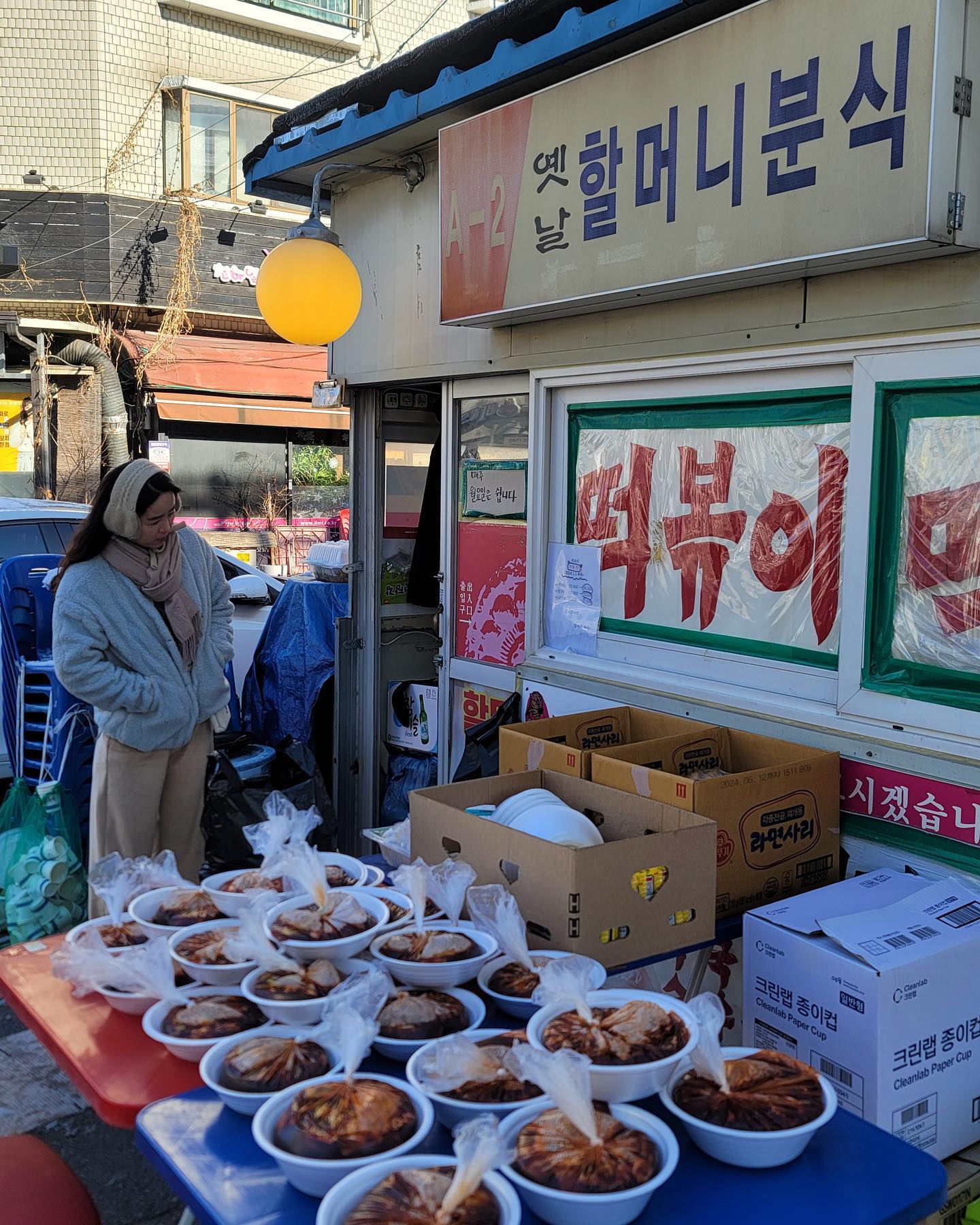 오랜만에 #맛집탐방
인스타에서 우연히 보고 #즉석떡볶이 원래 좋아하니까
나중에 한번 가봐야지 하고 있었는데,,
다이어트 하고 4키로 빠지고 삶의 의욕을 잃어버리고 나니,,
젤 생각나는 음식이 뭐냐는 근육몬의 질문에 단숨에 내지른 #떡볶이
조금 더 늦었으면 웨이팅 엄청났을뻔 했다 쿄쿄..😄 그래도 30분기다림
핸드폰 번호 적고 차에서 기다리면 전화를 주시니 참으로 좋구나😃😃
진짜 옛날 학교 밑에서 먹었던 추억의 그맛. 짜지도 너무 달지도 맵지도 않고 깔끔한 그맛. 허리 아프신 할머니가 냄비좀 들어달라해서 주방가서 내가 먹을 냄비 들고 나옴😁 맥주 한병까지 꼴딱 하고 떡볶이 중자 시키고 야끼만두 2개 더 추가에 꼬마김밥 4개에 계란 2개 추가 해서 진짜 배터지게 먹었는데도 2만원 내고 나옴…가끔 퇴근길에 포장해가야지😁😁
먹다가 할머니께서 엄청 친절이 이렇게 저렇게 먹어라 하고 가까이서 말씀하시는데 또 엄마 생각나서 떡볶이 먹다 운건 안비밀🥲 ㅋㅋ
테이블 4개밖에 없어서 웨이팅은 꼭 생각하고 가보시길🙏🏻
#태능시장 입구에 있어요~~😁
아 너무 맛있어서 오랜만에 #맛집피드 했숨돠

🎈위치: 중랑역 2번출구
서울특별시 중랑구 중화동 73-3 A-2 
주차 : 가게 건너편에 공영주차장 있어요!!
오전 9시부터 오픈!! 계절마다 닫는시간 좀 다른듯 했어요.

#중랑구맛집 #태릉맛집 #태능시장맛집 #중랑역맛집 #즉석떡볶이맛집 #옛날할머니분식 #엄마생각나는맛 #또올게여할머니 #건강하세요