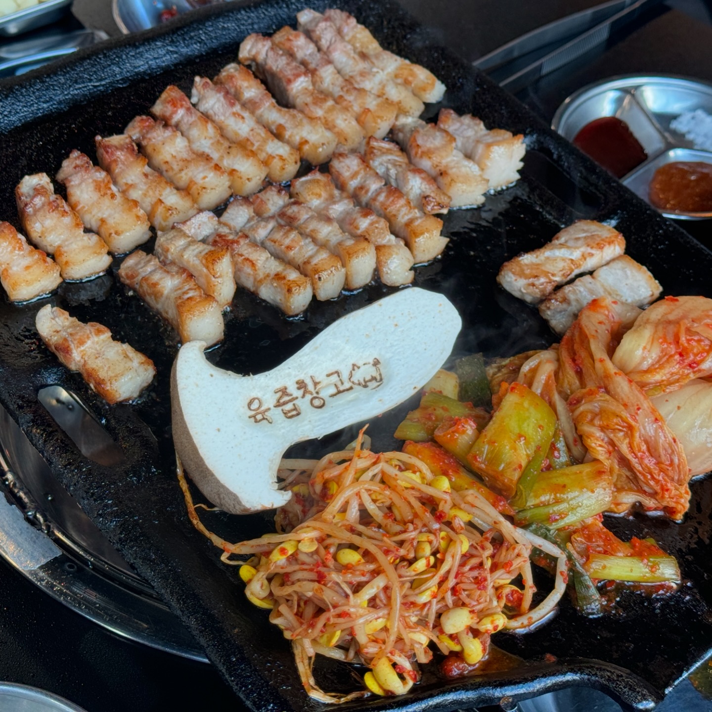 저장,공유) 대구 현풍 구워주는 고기집, 육즙창고🐷

워터에이징으로 숙성한 삼겹살, 목살 두 메뉴만 판매하며 
김치, 콩나물 무침, 대파김치와 함께 불판채로 구워 주는 고기집❗️
숙성을 거친 돼지고기라 촉촉하니 육즙이 장난 아니었던,,🥹

📍육즙창고 현풍테크노폴리스 본점
-대구 달성군 현풍읍 테크노중앙대로 5길 20
매일 17:00 - 24:00 (라스트 오더 - 23:30) 
✅ 마지막입장 - 22:30

----------------------

더 많은 대구 정보가 궁금하다면 
hanadulset9421 팔로우🧡
#하나둘셋_대구 

----------------------

#육즙창고현풍테크노폴리스점 #현풍고기집 #대구텍폴맛집