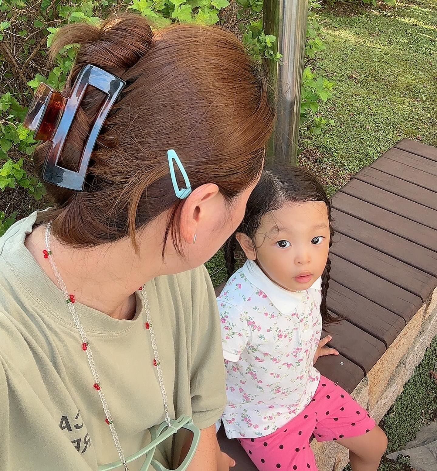 더운데 우리 오늘 잘 참았다🤍
베프 고생했어🤍

얼집에서 아주 욱끼고 신나게 보내는구나
눈 희뻔득 기엽다구리 시.커.머.스

#소띠맘🐮 
#35개월아기일상 
#하원후활동 
#베프랑여름보내기