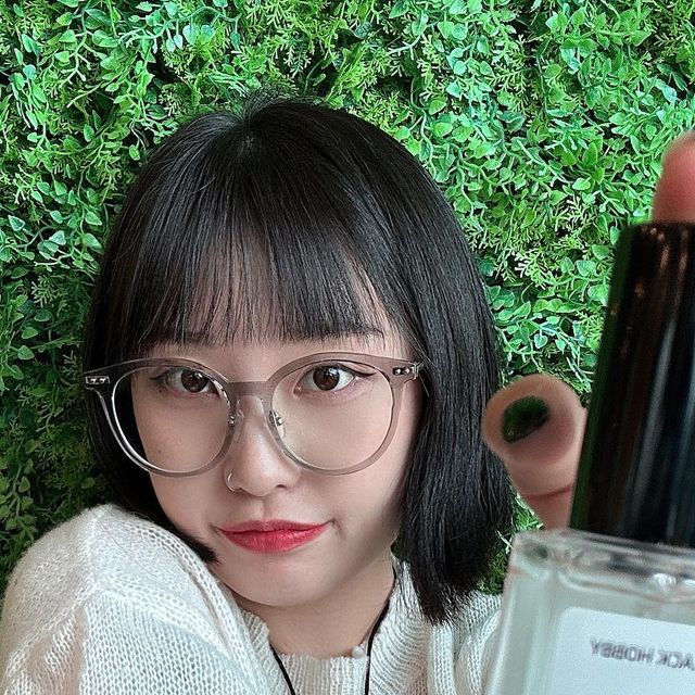 윤정 | hush on Instagram: "#광고 #Blackhobby 🖤블랙하비 피오니 스웨이드 🖤작약꽃 향기와 산뜻한 사과와 장미 의 조화가 이루어진 향 (조말론 피오니 앤 블러쉬 스웨이드와 유사한 향) 🖤500여가