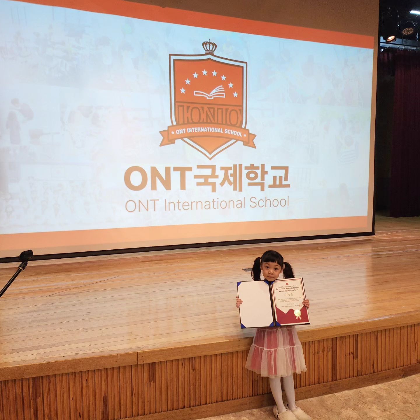ont 국제학교 홍보대사가 되어
설명회 및 위촉식에 다녀왔어요!📋

쪼꼬미 시니는 아마 제일 막내뻘이기도 하고
영어는 유치원에서 배운게 다인 완전 초보라
사실 100%영어수업 학교를 다닌다는 게
조금 걱정이 되기도 하고 불안하기도했는데요.

영어초보들을 위한 킨더반이 따로 있고
워낙 수업자체도 아이들이 좋아하는 프로그램인데다
흥미를 잃지않도록 지속해서 관리해주신다는 말씀에
두근두근 겨울캠프를 기대하고 있답니다😊

저보다 더 기대하고 있는 시니라는 거😆

ont국제학교 홍보대사로
언니오빠친구동생들과 함께
꾸준히 열심히 활동해 볼게요😁😁

ont_itns 
#ont #ont국제학교 #온트국제학교 #청라국제학교 #인천국제학교 #ont국제학교홍보대사 #영어초보