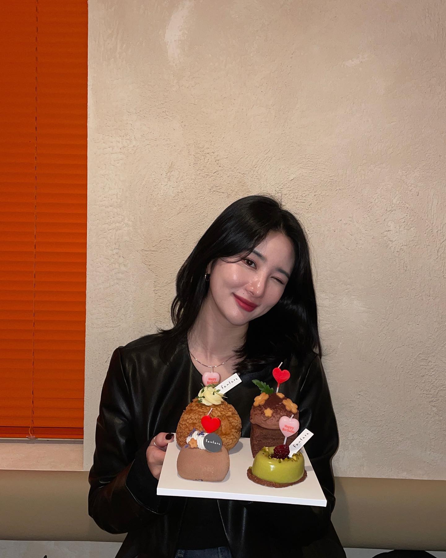내가 사랑하는 10월은 사랑하는 친구들 두명이나 결혼했고 생일이 있어서 축하도 정말 많이 받았고 아파서 응급실도 갔었고 피부가 다 뒤집어져서 우울했고 한강가서 소소하게 힐링도 하고 생일 기념 사진도 찍고 사랑하는 사람들 많이 만나서 정말 정말 행복했던 달이었습니다 ˗ˋˏ ♡ ˎˊ