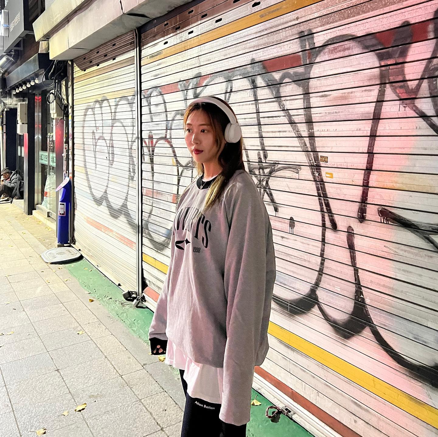 날씨가 너무 추워져서 귀마개는 필수야....🎧🤍🤍

-

오늘 체감온도 영하1도래요,,, 여러분 감기 조심하세용🥺 

👚 canvarts.kr 
👟 commedesgarcons 
🎧 sony sonykorea 

#맨투맨코디 #캐주얼패션 #헤드폰