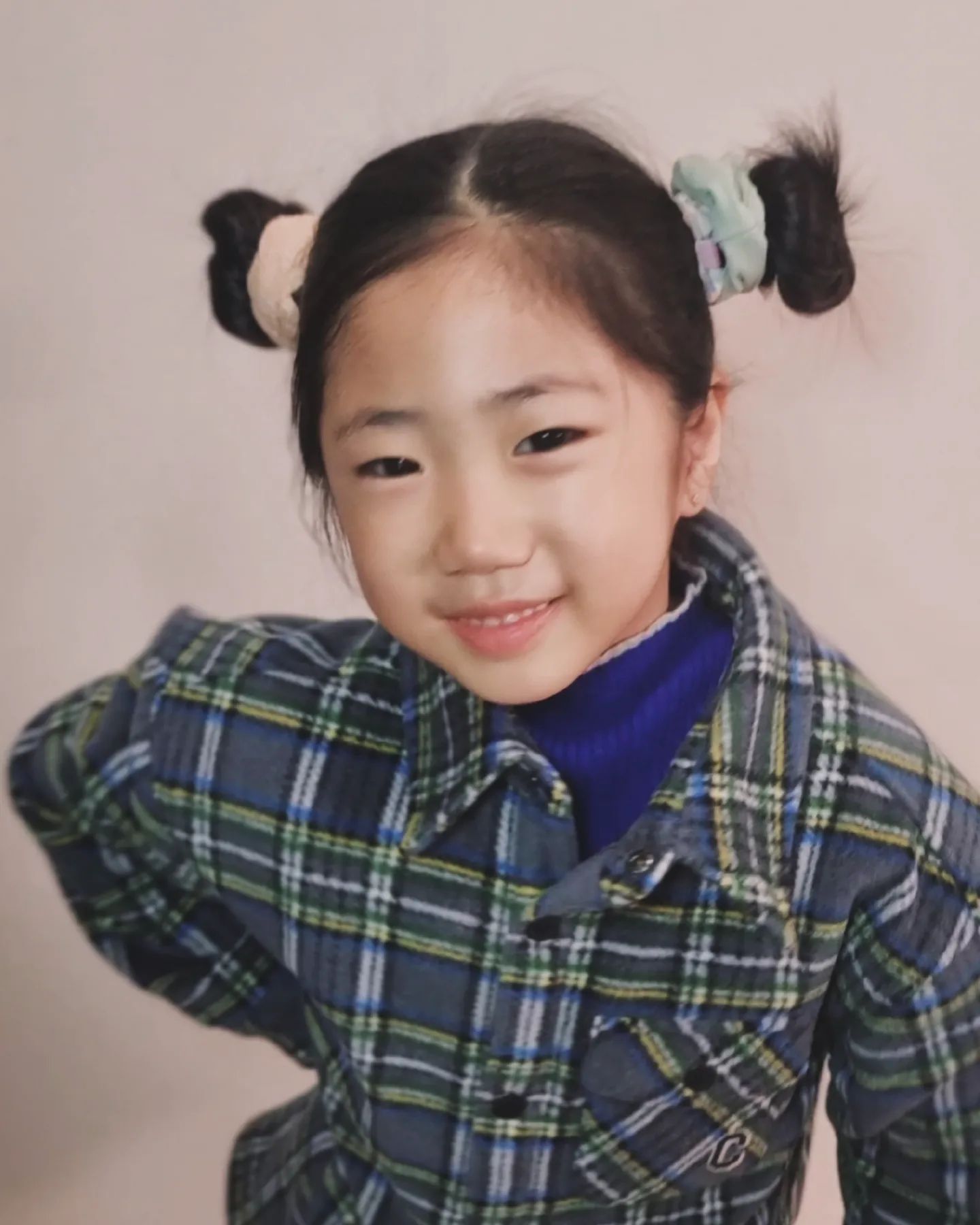 뿌까 머리 이니🫶💕 이날 참예뻤다.
어떤 옷이든 어떤 스타일이든 예쁘게 잘 소화하는 다인이지만 커버낫옷 을 유독 좋아하고 또 잘어울린다.
다인이가 이렇게 매일 해맑게 웃어줬음 좋겠다.
잘웃지만 🙂그만큼 또 잘 울기도😭 하는 다인이.

난 어릴때 우는게 챙피하고 자존심 상해서
7살때도 내의지대로 정말 꾹꾹  잘 참았었는데....
그래서 그런지 어른이 된 지금은
눈물을 참으려 애써도 그냥 의지와 상관없이 
나올때가 종종 있어서 챙피하다.
어릴 때 너무 참아서 그랬나 싶기도 하다.

그래도 다인 이가 우는 날 보다는 
웃는 날이 많았으면 좋겠고 
혹여라도 눈물을 흘린다면 슬픔 보다는
기쁨 ,감격, 감동의 눈물이길 간절히 바래본다.

covernat_kids

#뿌까머리#커버낫키즈#커버낫#커버낫키즈신상#covetnat#covernatkids #초딩패피#키즈모델#아동복피팅모델 #키즈룩북#겨울자켓코디 #체크셔츠코디 #키즈모델이다인#엄마의바램#엄마의일기