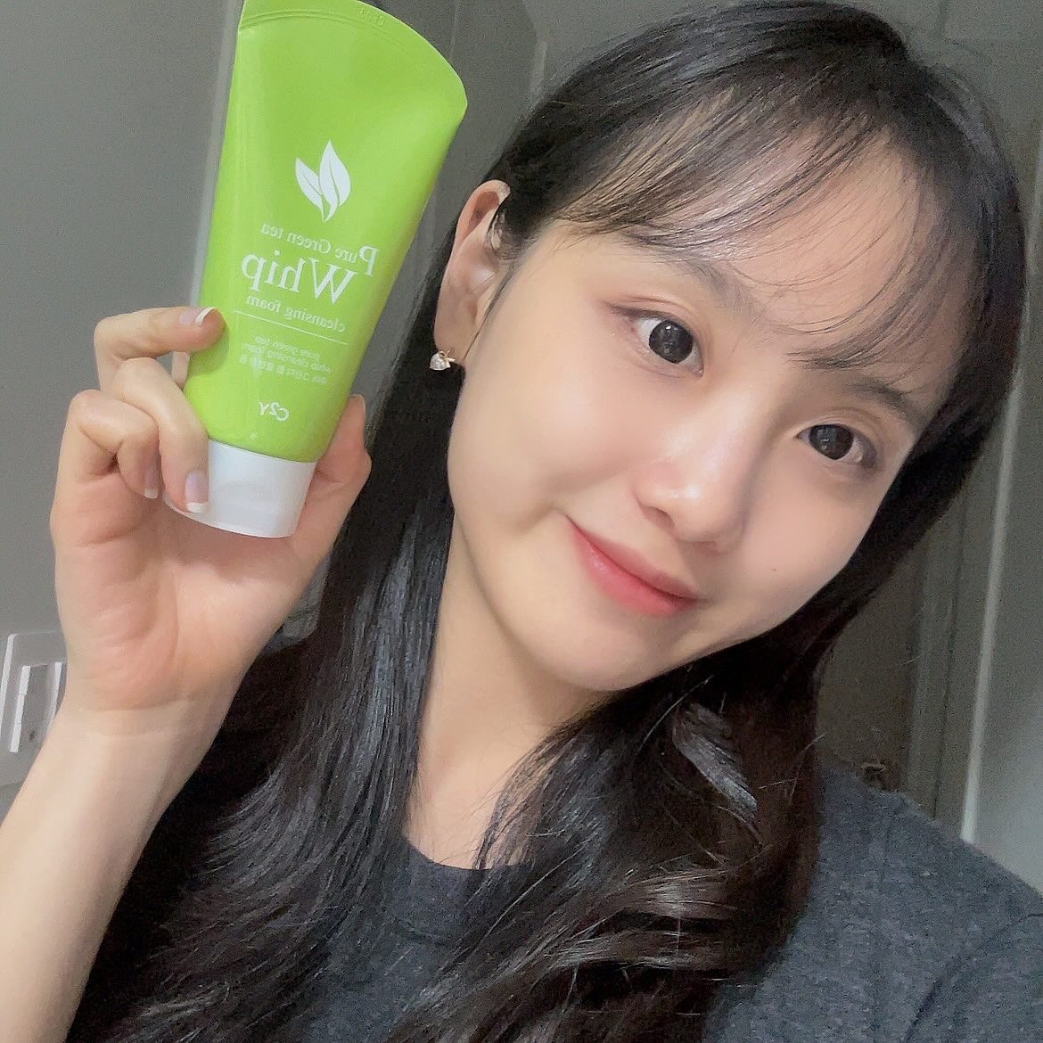 #협찬 [C2Y] 그린티 휩 클렌징폼
제주산 녹차 추출물 함유로 어떤 피부든 사용가능한 순한 클렌징폼! 자연유래 성분 함유로 세안 후에도 촉촉함이 유지되어 요즘 자주 쓰는 클렌징폼이에요! 게다가 병풀 추출물도 함유되어 있어 진정효과도 아주 좋답니다 🥰 최근 클렌징폼을 찾는 분이 계신다면 완전 추천드려요!!
#클렌징폼추천 #폼클렌징추천 #휩클렌징폼 #그린티클렌징폼 #녹차클렌징폼 #순한폼클렌징 #제주녹차클렌징폼