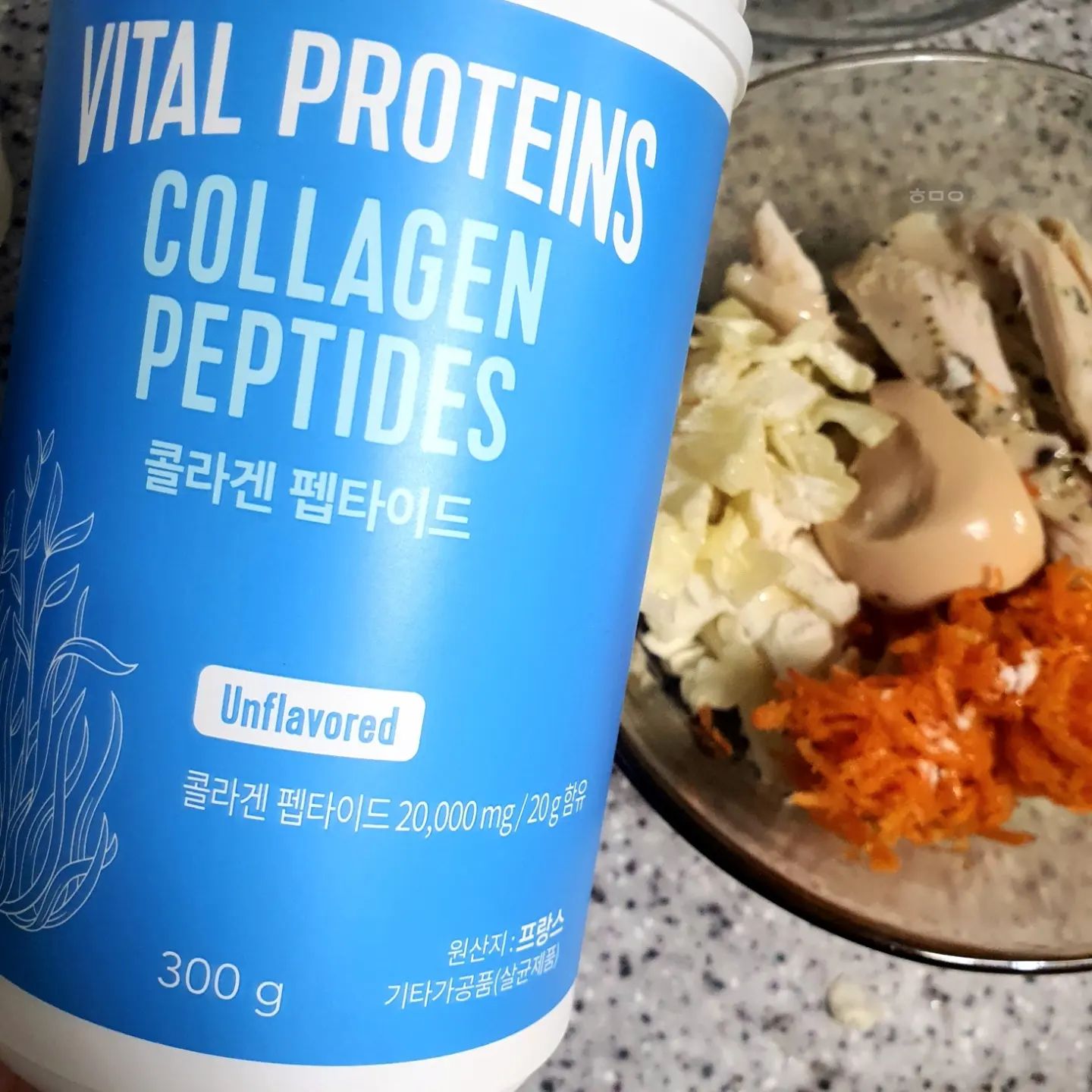 #협찬 -> 콜라겐 이렇게 먹기🍴
단일원료 콜라겐 100% 프랑스산
소유래 콜라겐으로 미국 NO.1 #바이탈프로틴 

💧콜라겐이 중요한 이유❗️
우리 몸의 피부와 머리카락, 뼈 근육 등 인체를 구성하는
주요 단백질의 30%가 콜라겐으로서 
25세를 전후하여 우리 몸속의 콜라겐 합성은 매년 1%씩 감소되어
콜라겐을 챙겨 먹어야 하는 이유입니다

📎바이탈프로틴 콜라겐 먹어본 후기
단일 원료로 콜라겐 100%이라 인공적인 착향, 가미가 없어요
본연의 향이 없는 것은 아니었으나 무맛입니다
분말 타입으로 샤르르 녹는편은 아니나 
너무 뜨거운곳도 지향하고 너무 차가운곳에 넣으면 조금 뭉쳤어요
샐러드에 뿌려먹거나 샐러드 소스에 넣어도 좋고,
미지근한 커피에 콜라겐을 넣고 잘 져 어서 그다음에 얼음 넣고 마시면 딱 좋았어요
분말타입이라 정제타입 소화 못하거나, 알약을 잘 못 삼키시면 더 좋을 선택인것 같아요:)

.
.
#화해 #화해sns리뷰단 #ㅎㅁㅇ리뷰