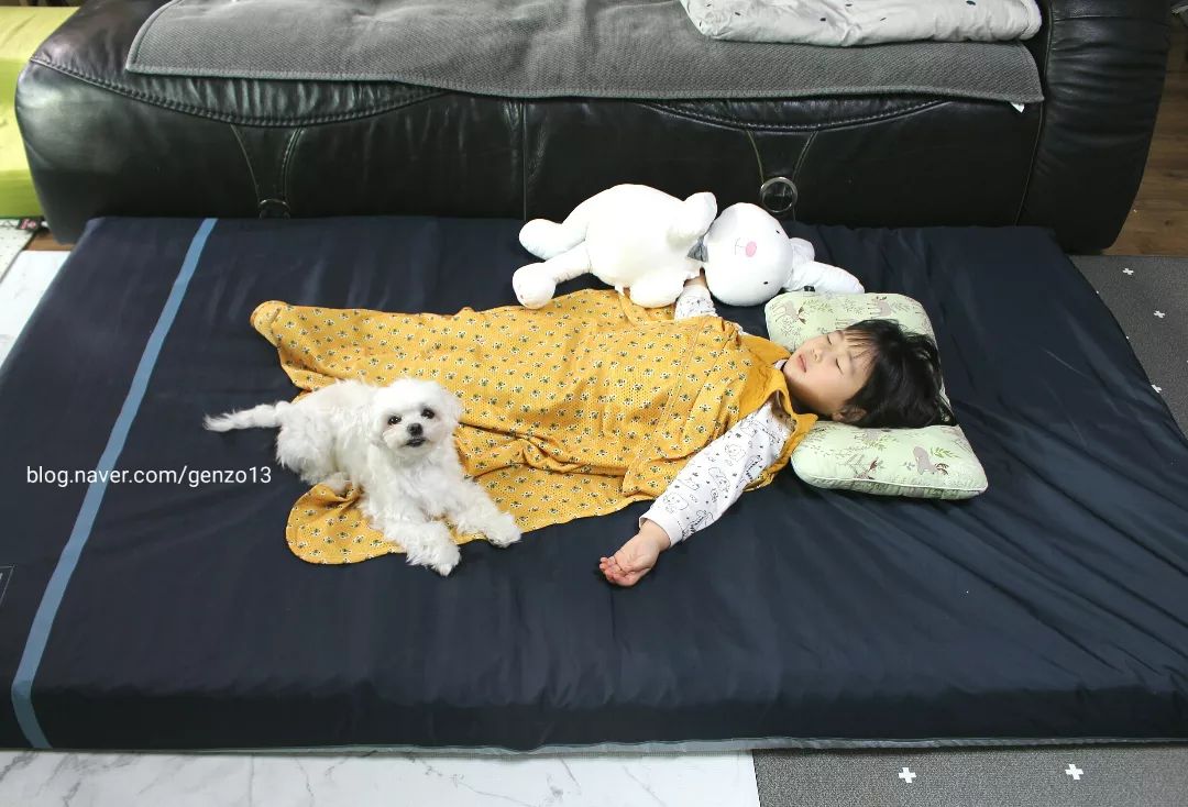 ෆ

육아맘들 입소문 자자한 센스맘!!

많이들 사용하는데는 이유가 있겠다 싶었는데.. 12센티 두께감으로 폭신함이ㅎㅎ 말잇못..
따뜻해진 날씨에 맞춰 홑커버 버전이 새롭게 출시되었어요!! 커버만 쏙~ 벗겨 세탁할수있고 방수커버 따로 구입 가능해서 애둘개둘 기뮤맘은 필수로 구입할려구요..^^

Thksෆ
sensemom_official

#협찬 #센스맘 #매트리스 #센스맘시그니처 #센스맘매트리스 #통기성좋은매트리스 #시그니처9홑커버 #바닥매트리스