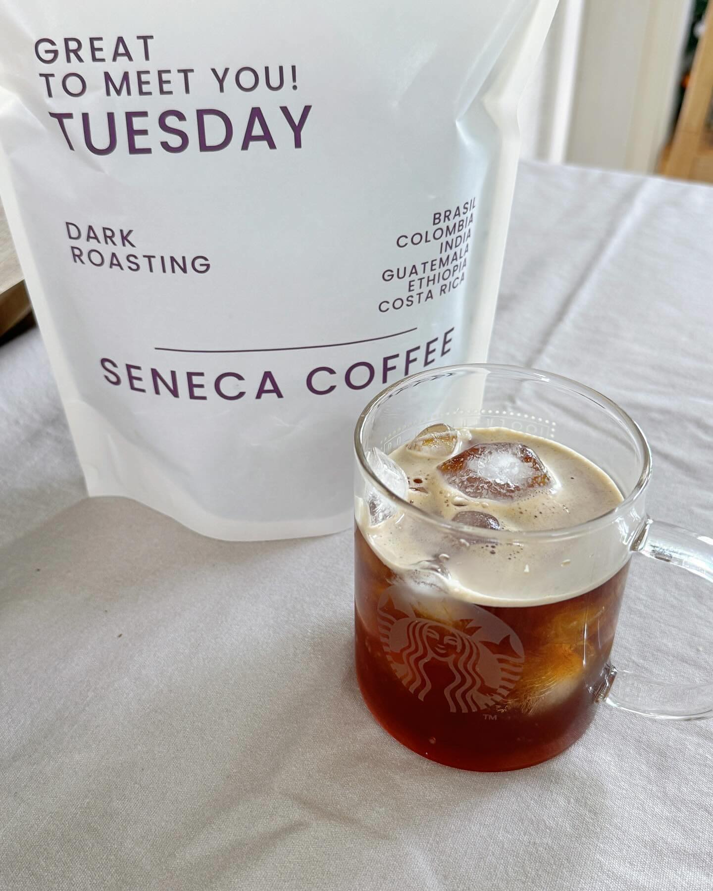 향기로운 커피 한 잔☕️

평소에도 커피를 자주 내려서 마시는 편인데 이번에 괜찮은 원두를 찾아서 소개해드려요 :)
평소에 산미보단 다크 로스팅된 걸 좋아하는 편인데 여기 원두가 23년된 로스터가 로스팅한 원두라고 하더라구요
호텔이나 리조트에도 납품되는 원두라 집에서도 고급진 카피맛을 즐길 수 있다는 거🤎
크레마도 꽤 잘 생성되는데다 커피 내릴 때 향도 좋았어요!
향이 좋은 커피라 아메리카노로 즐겨도 좋아요👏

머신에 넣고 남은 원두는 지퍼백에 잘 밀봉하여 넣어서 서늘한 곳에 보관해줬어요~

👉 네이버 ‘세네카 커피’ 검색 or
https://naver.me/IGKkje73

#광고 #원두커피 #커피원두 #고소한원두 #산미없는원두
#로스팅원두 #블렌딩원두 #홈카페놀이 #홈카페그램