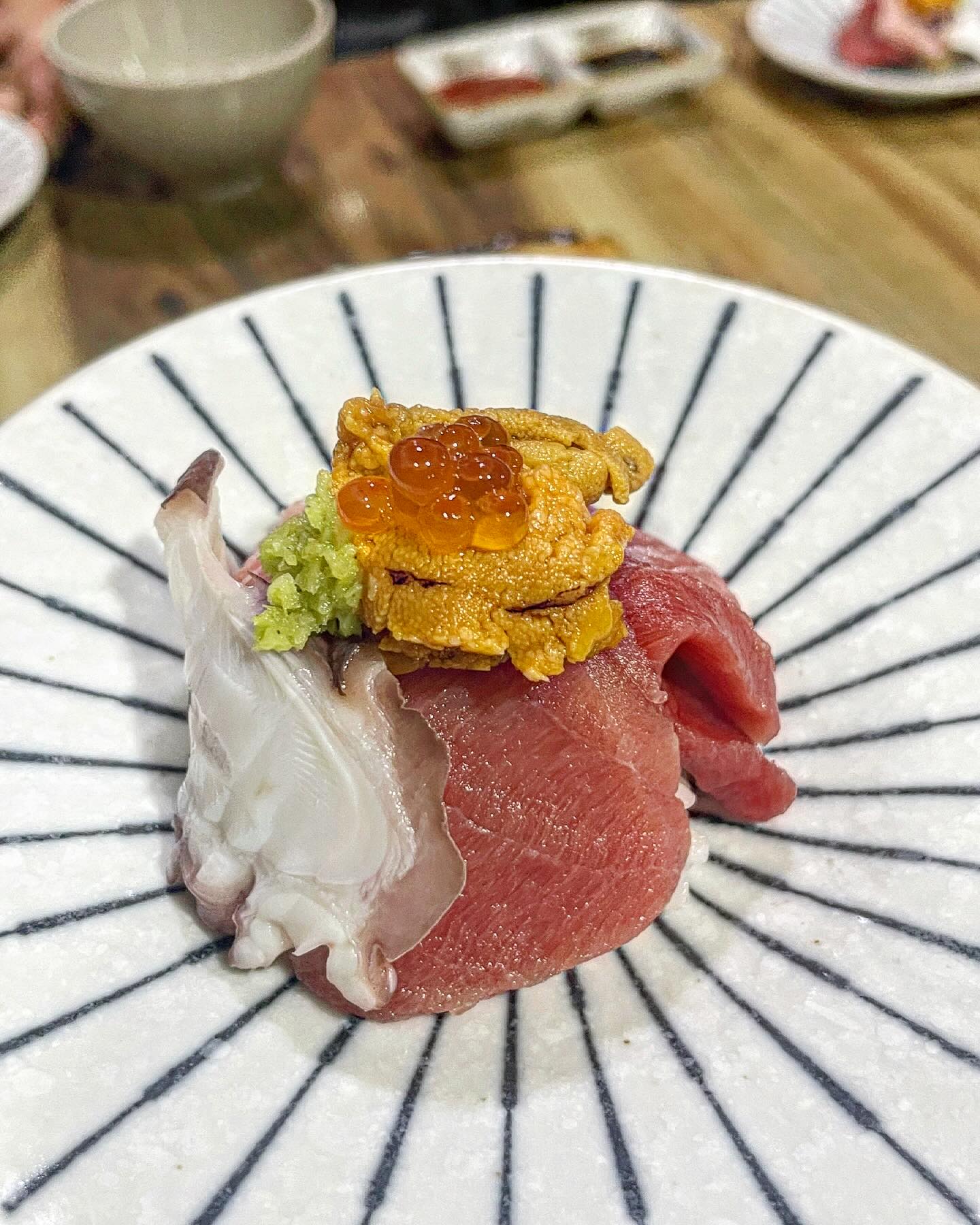 정신못차리게 맛있는 한국형 오마카세 #한국횟집 

저번에 방문했을땐 2인세트로 즐겼는데 이번에야말로 4명 오마카세를 제대로 즐기고왔다🥲❤️ 죽으로 시작해서 회,구이,초밥,튀김,국물 등 진짜 배가 찢어질때까지 나오지만 맛있어서 젓가락을 멈출수가없음 

솔찌키 지금도 뭐가 제일 맛있냐거 물어도 못고를지경ㅋㅋ 모든메뉴가 맛있었기때뭉…✨ 10장으로도 부족한 코스와 맛, 이 모든걸 인당 신사임당 한장이면 가능하다는게 놀라울정도‼️ 여긴… 아묻따 꼭 먹어봐야 공감가능😌 송년회,신년회 모두 가능하니 예약하러 가보쟛

📍서울 중랑구 중랑역로 34 1층

#중랑구맛집 #중랑역맛집 #중랑역맛집추천 #중화동맛집 #중화동횟집 #중랑역모임 #중랑역회식 #서울오마카세맛집 #서울오마카세 #가성비오마카세 #소주파는오마카세 #오마카세추천 #먹방 #먹스타그램 #맛스타그램 #먹팔 #먹팔맞팔 #좋아요 #좋아요반사 #foodporn